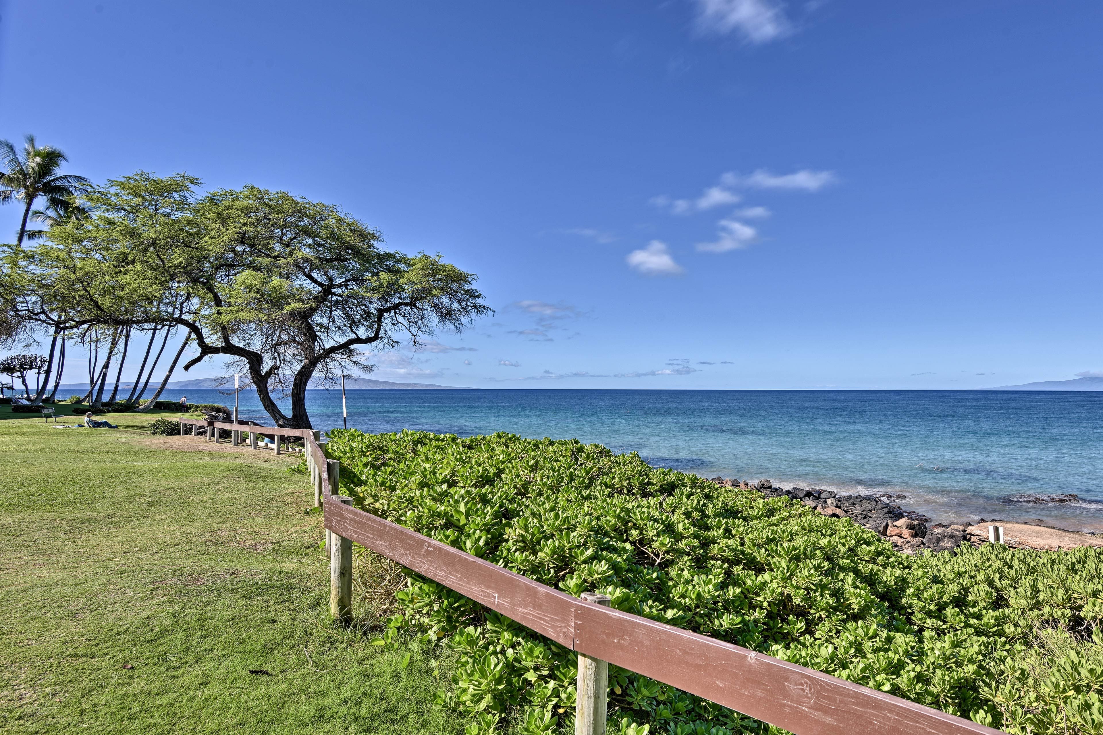 Kamaole Beach Park is right across the street!