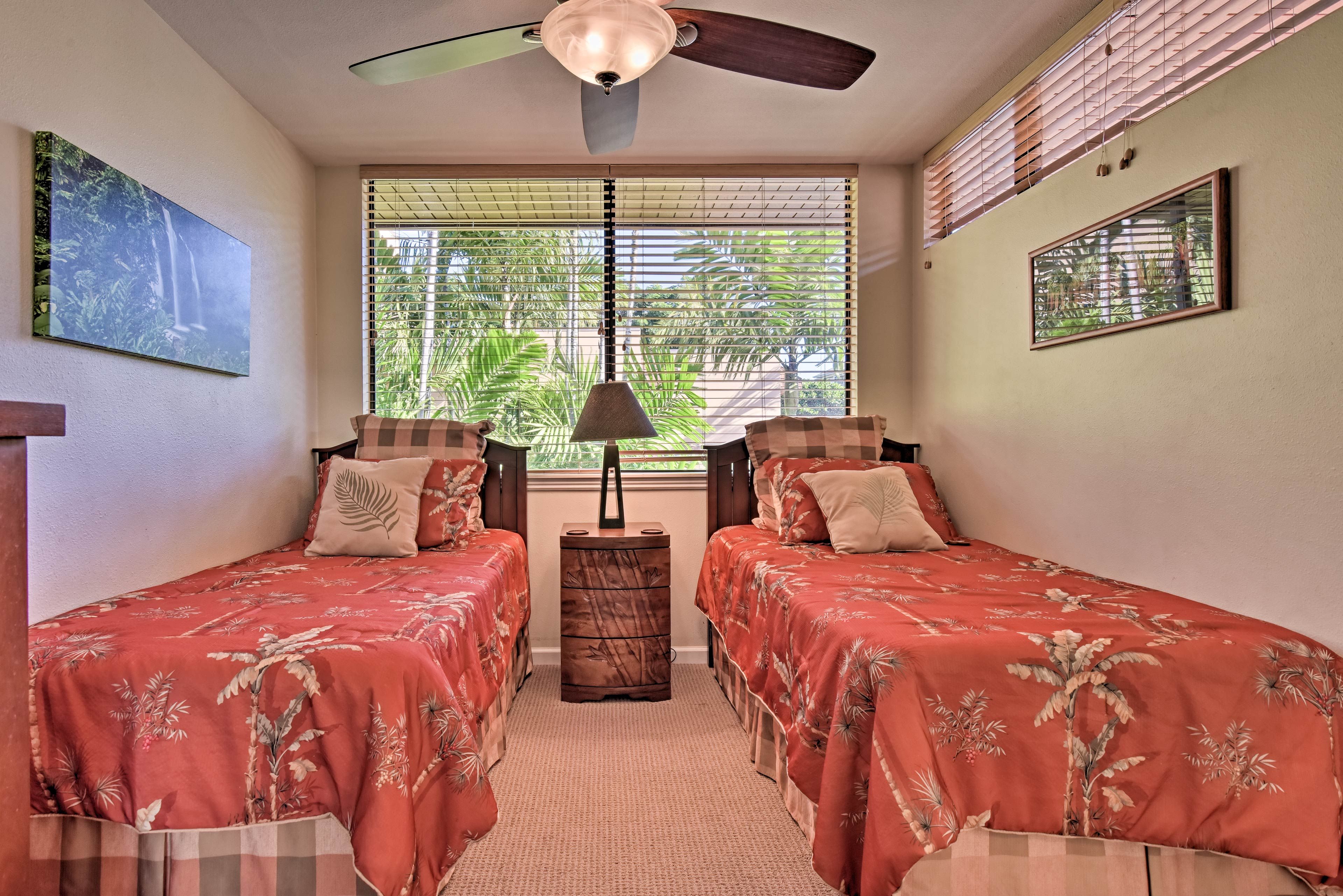 The 2 twin beds provide accommodations for 2 guests.