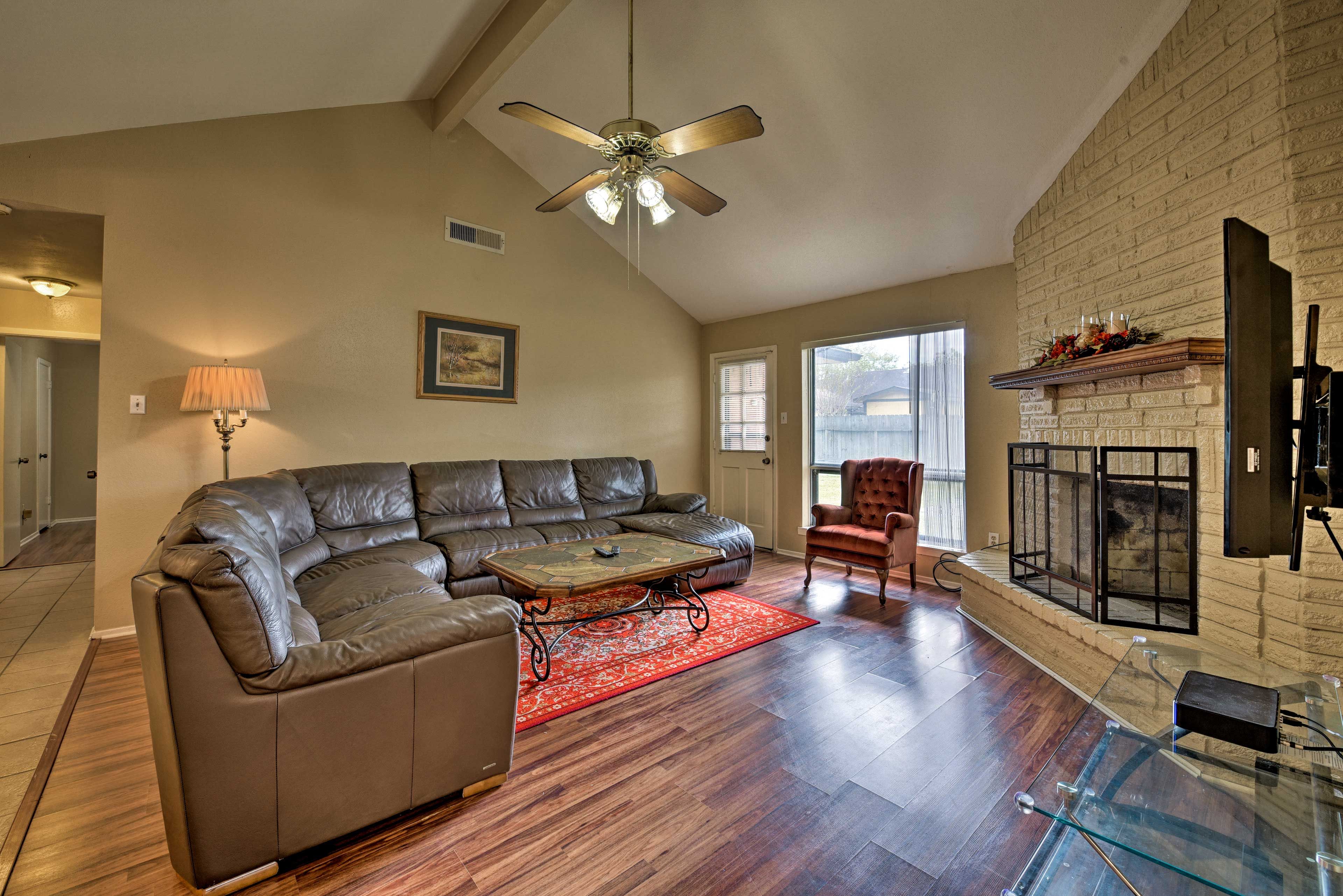 Living Room | Free WiFi | Cable TV | Central A/C & Heat