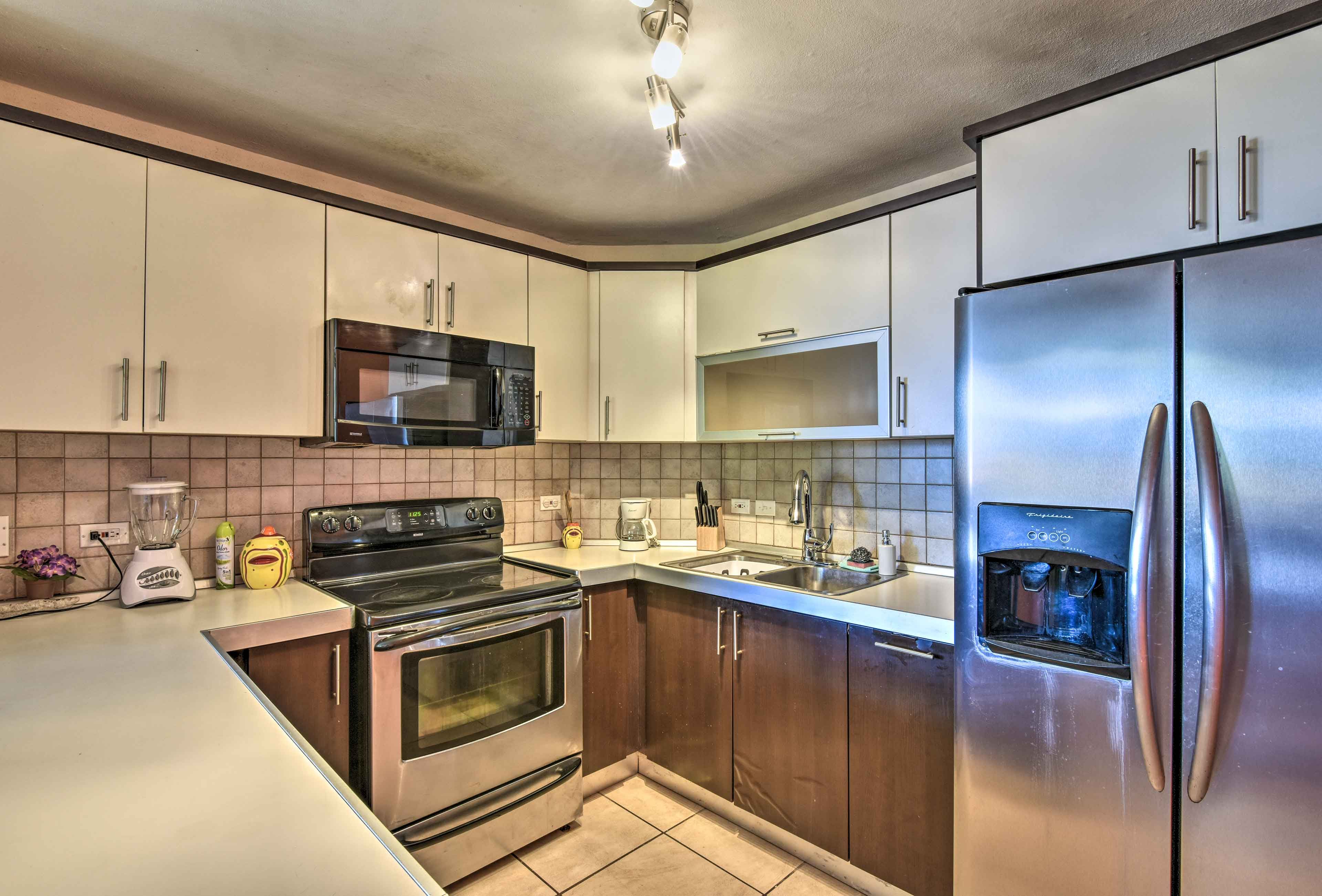 The fully equipped kitchen has all the modern appliances and cookware you need!