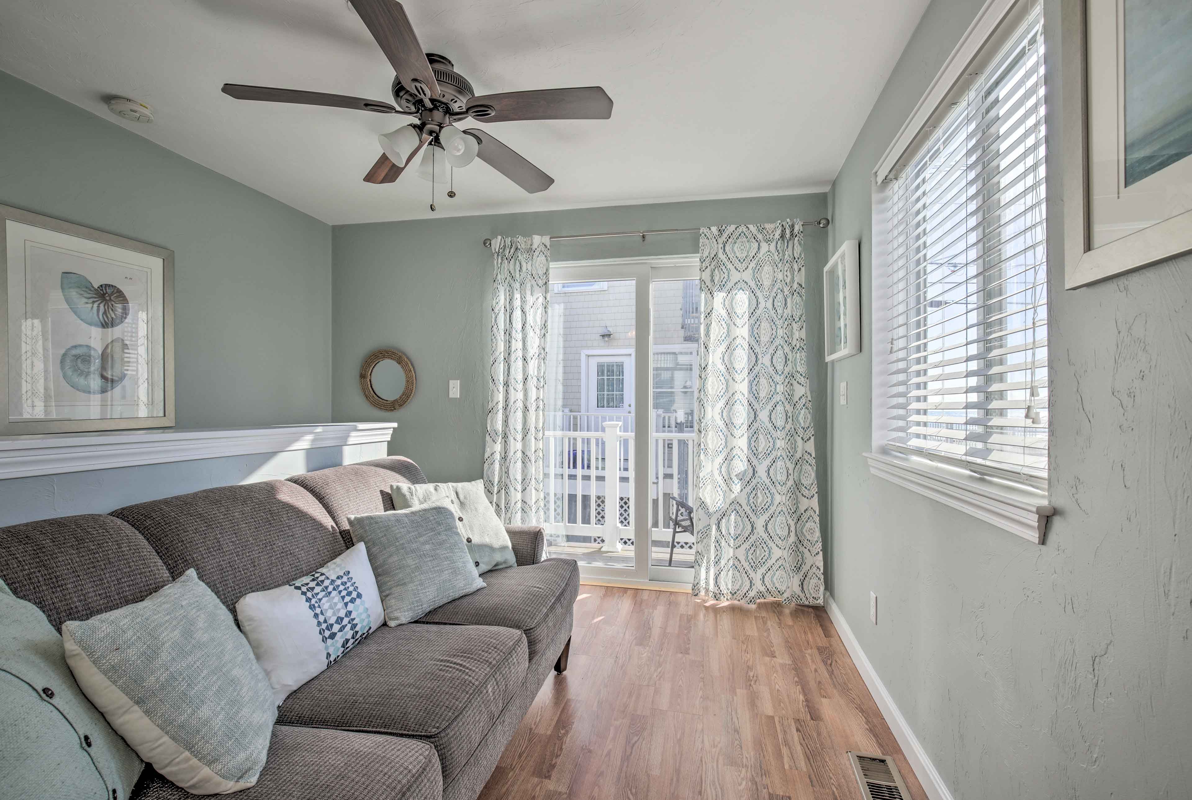 Living Room | Free WiFi | Central A/C & Heating | Smart TV