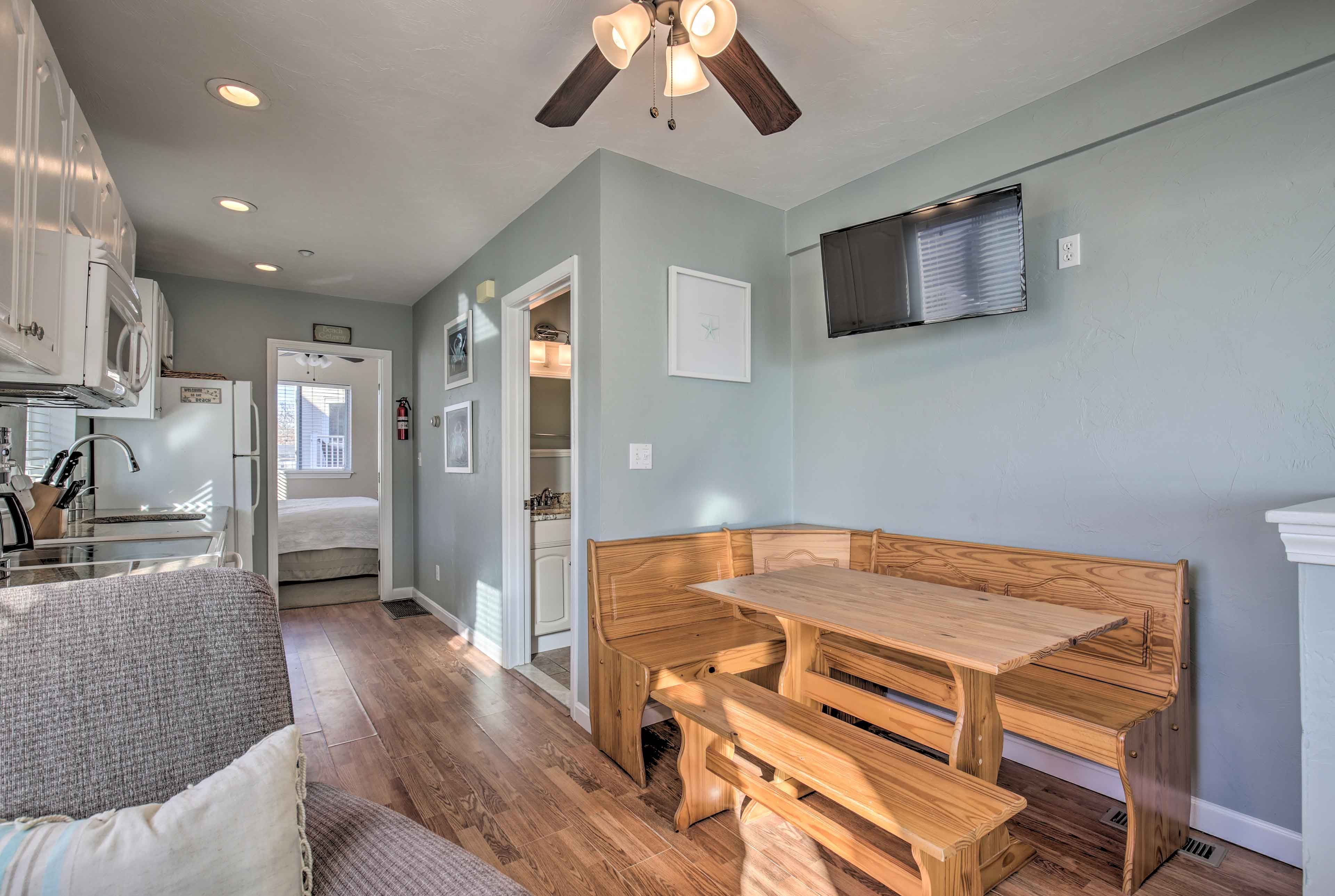 Dining Area | Dishware/Flatware Provided