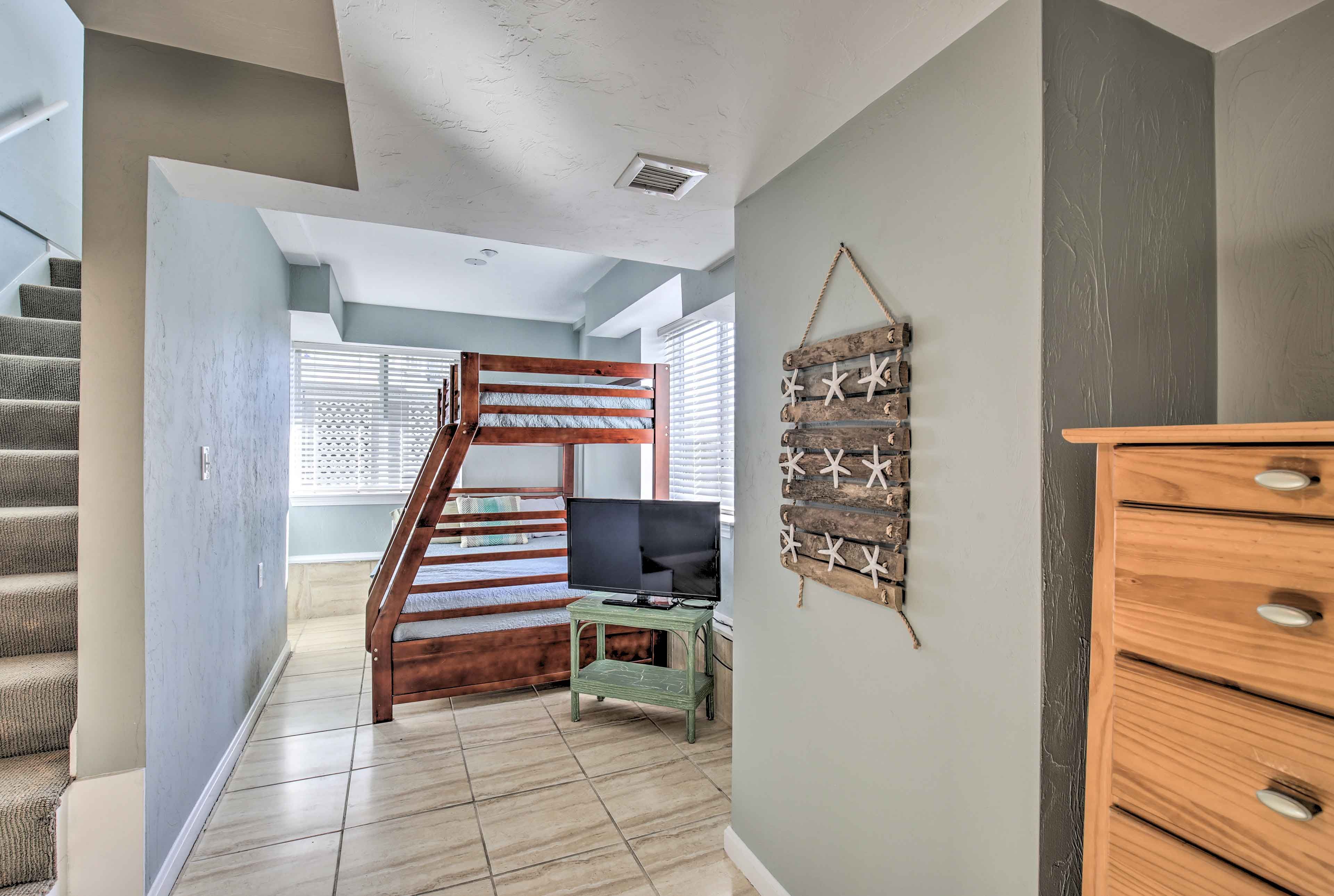 Bedroom 2 | Twin/Full Bunk Bed