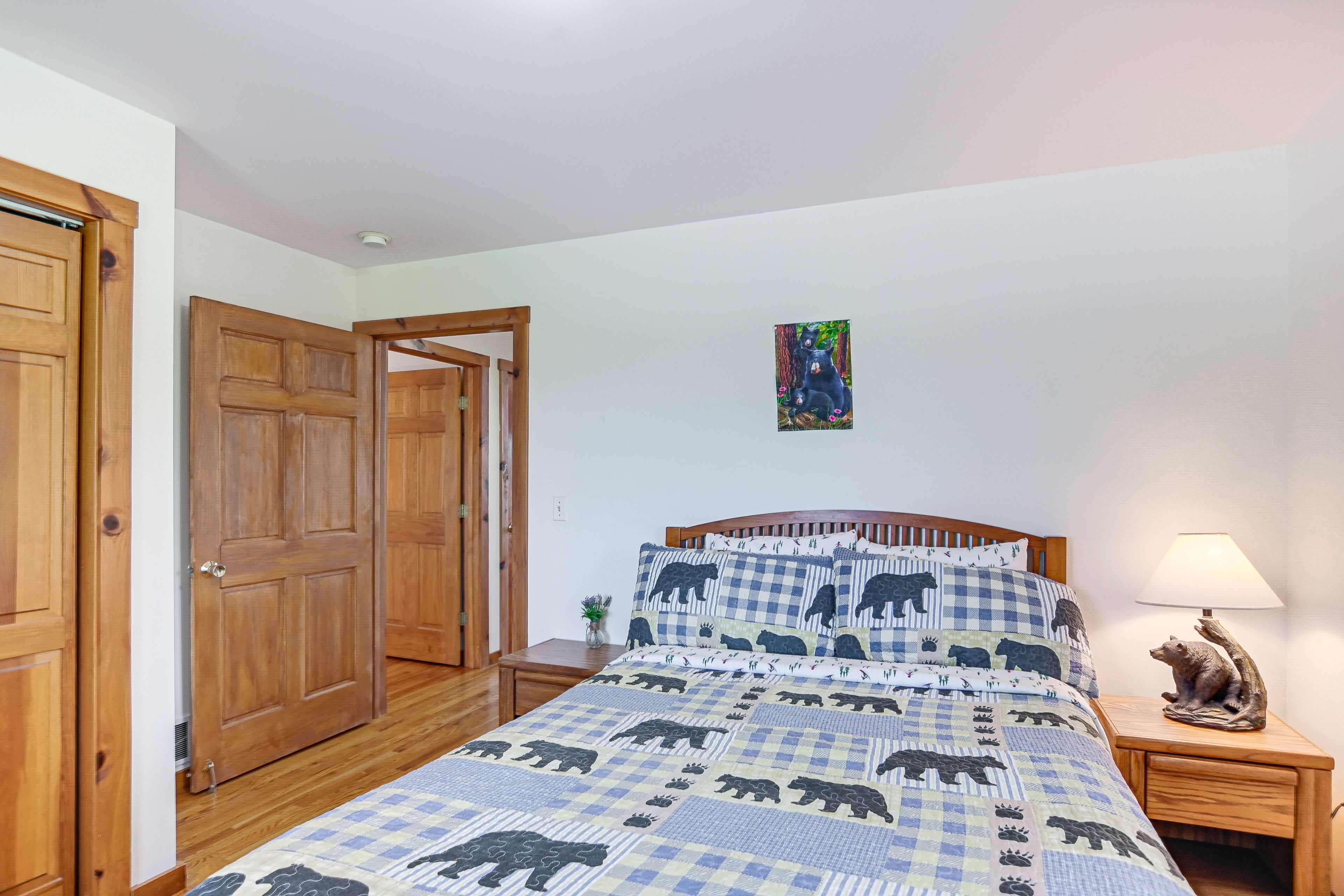 Bedroom 1 | Queen Bed