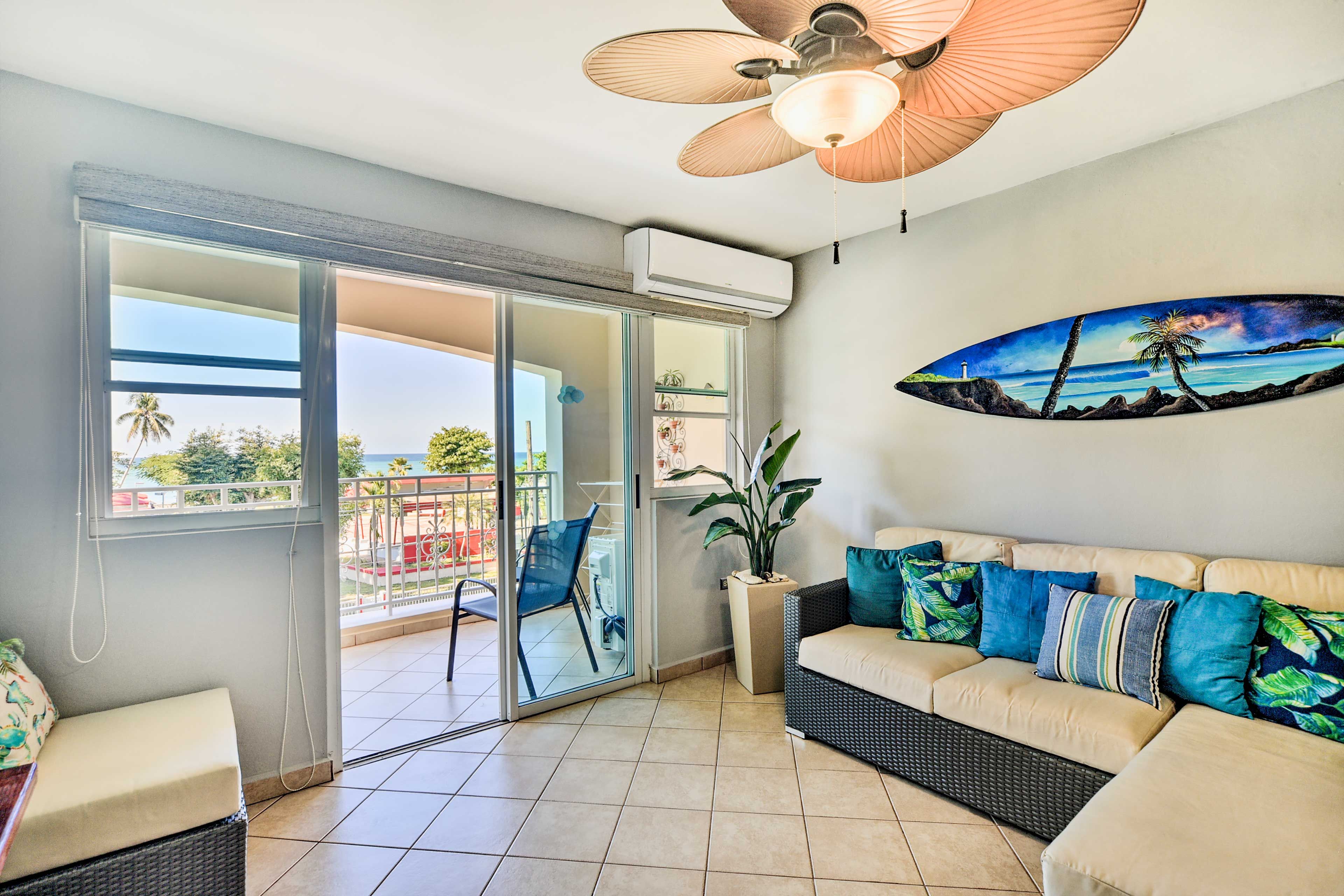 Living Room | Tropical Decor | Free WiFi | Flat-Screen TV w/ Cable | Central A/C