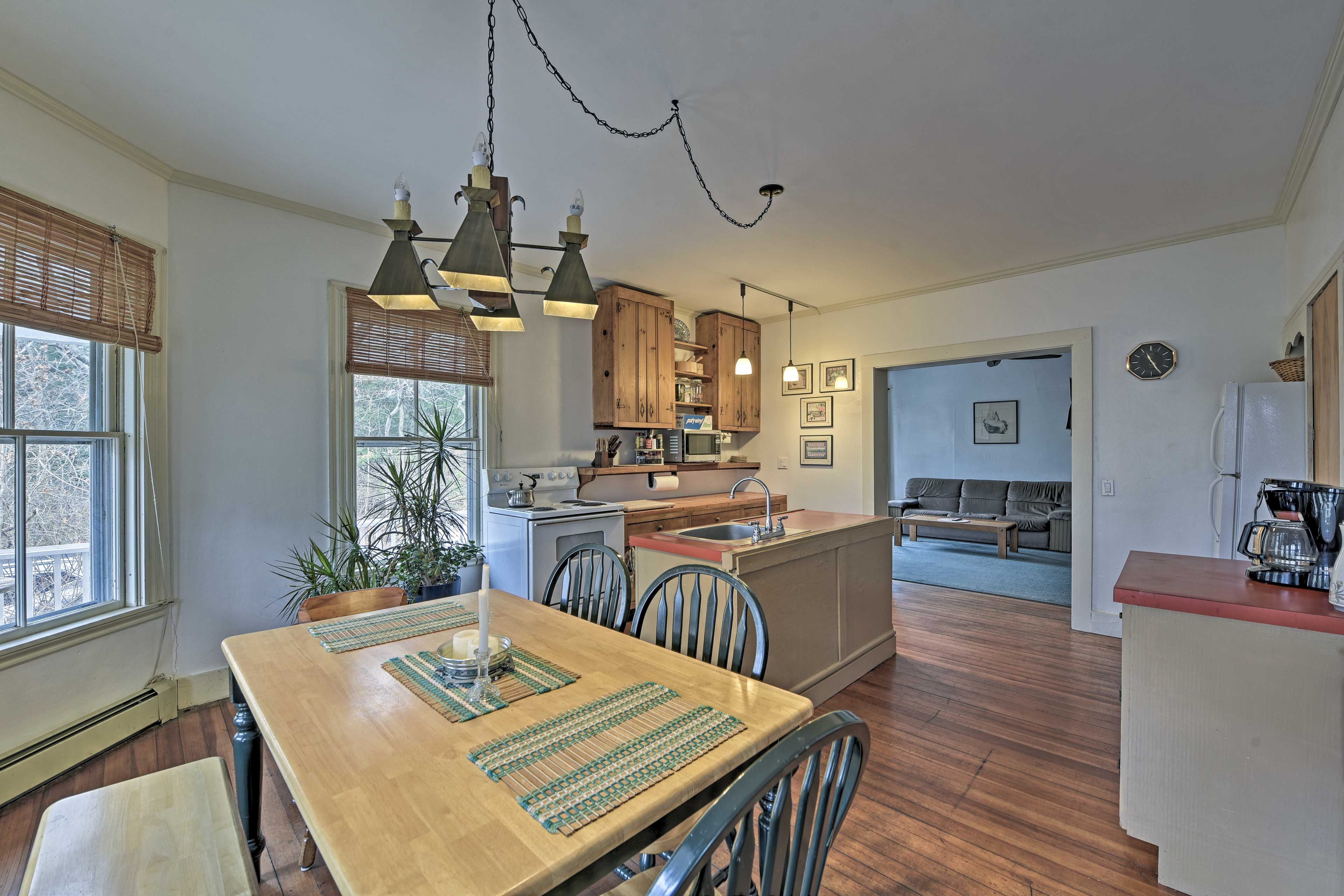 Dining Area | Dishware/Flatware Provided