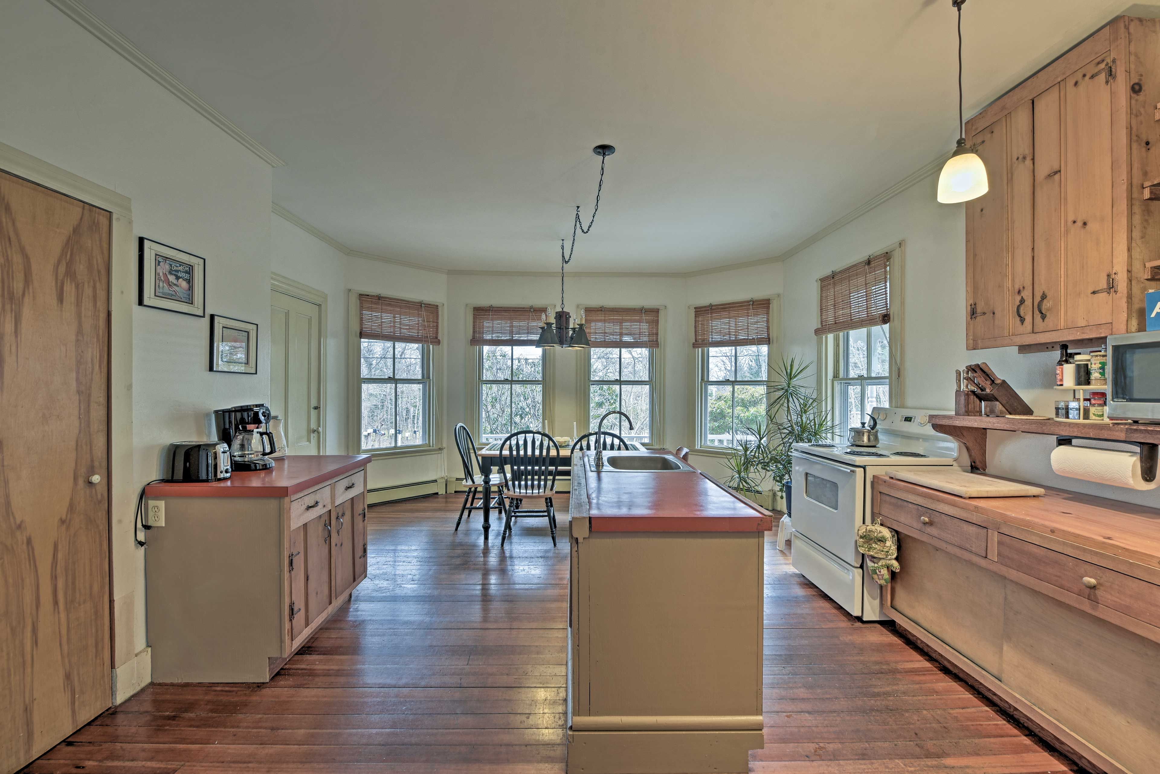 Kitchen | Cooking Basics | Coffee Maker | Paper Towels/Trash Bags Provided