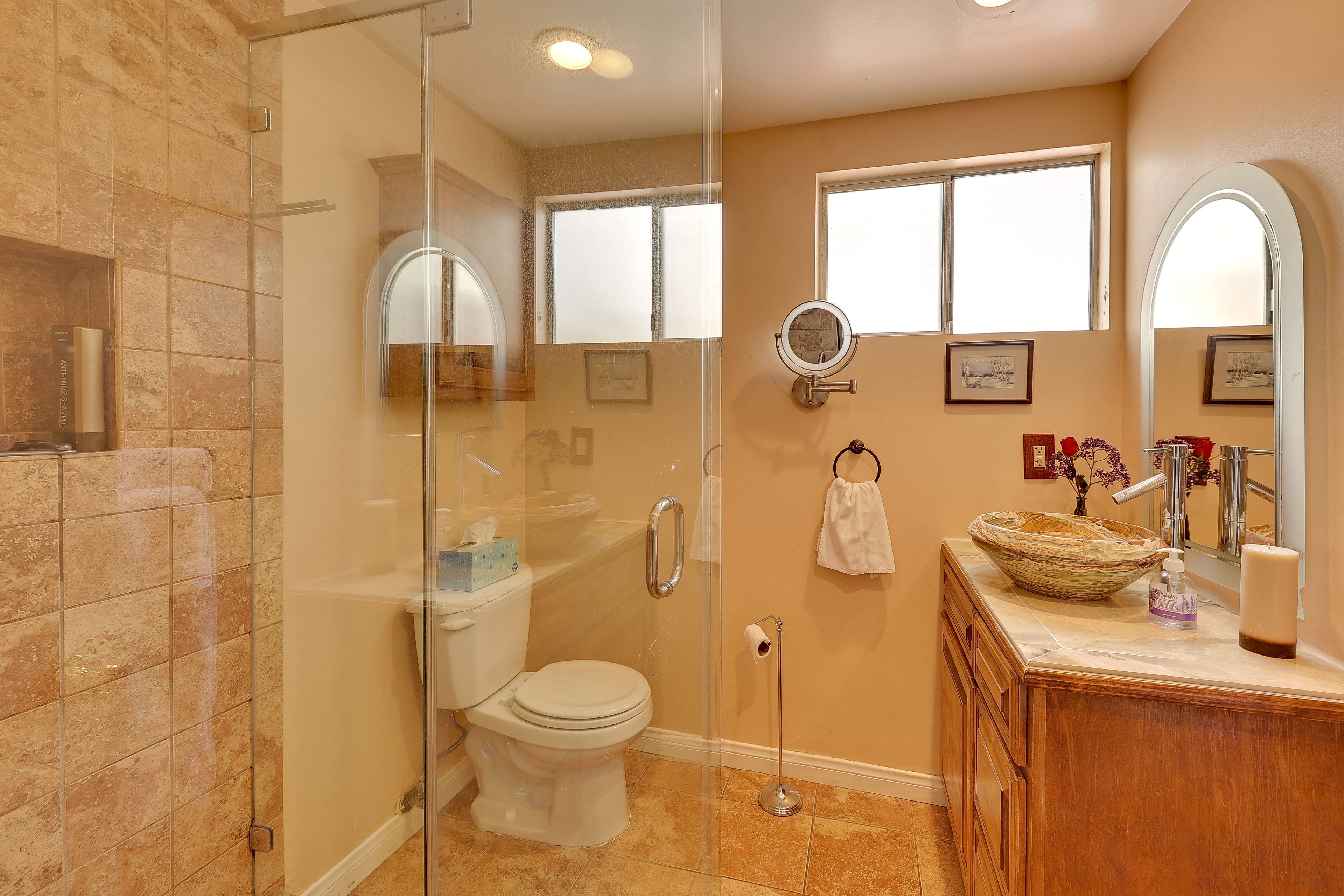 Full Bathroom | Towels Provided