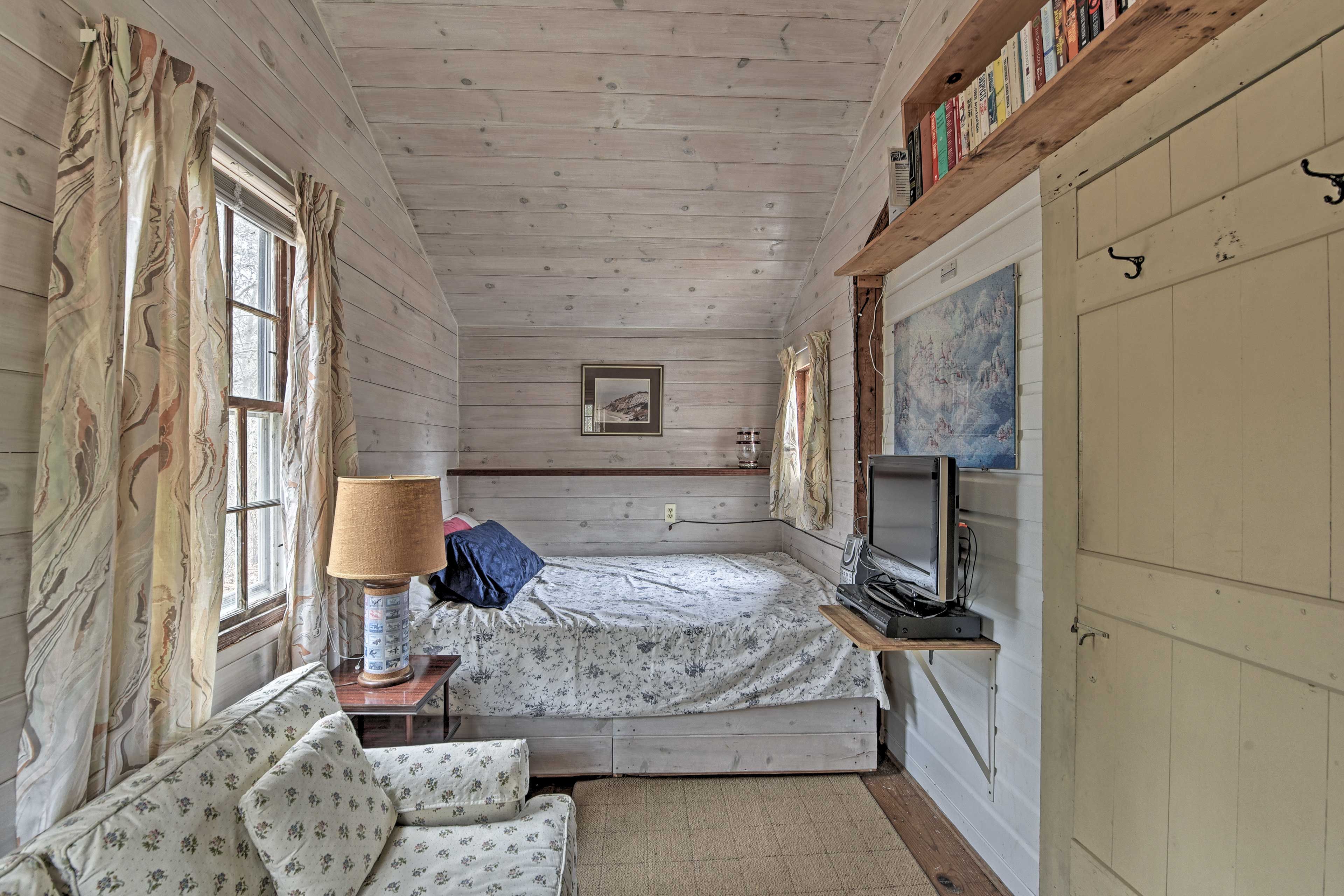 Bedroom | Full Bed