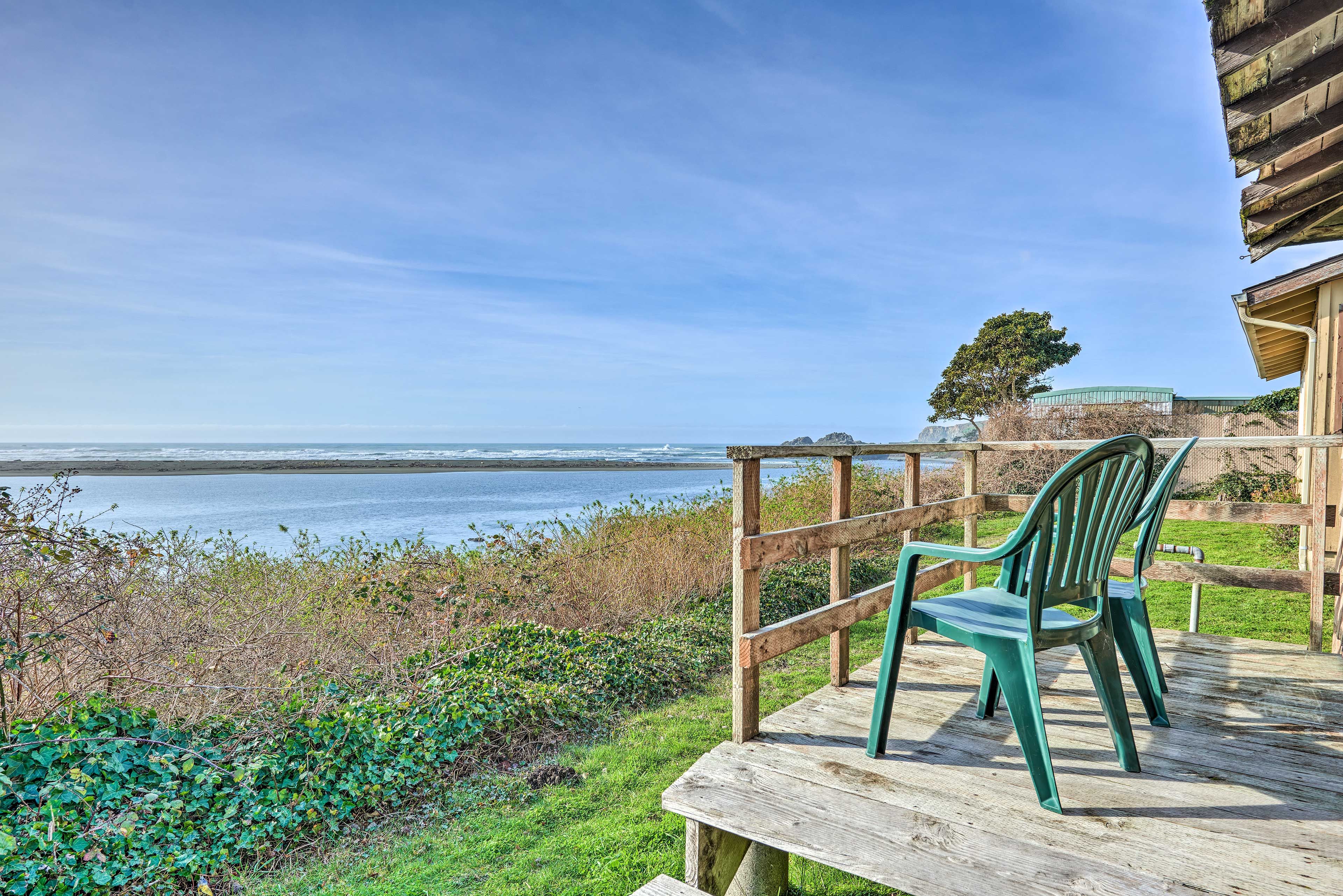 Smith River Vacation Rental | 2BR | 1BA | 800 Sq Ft | Stairs Required