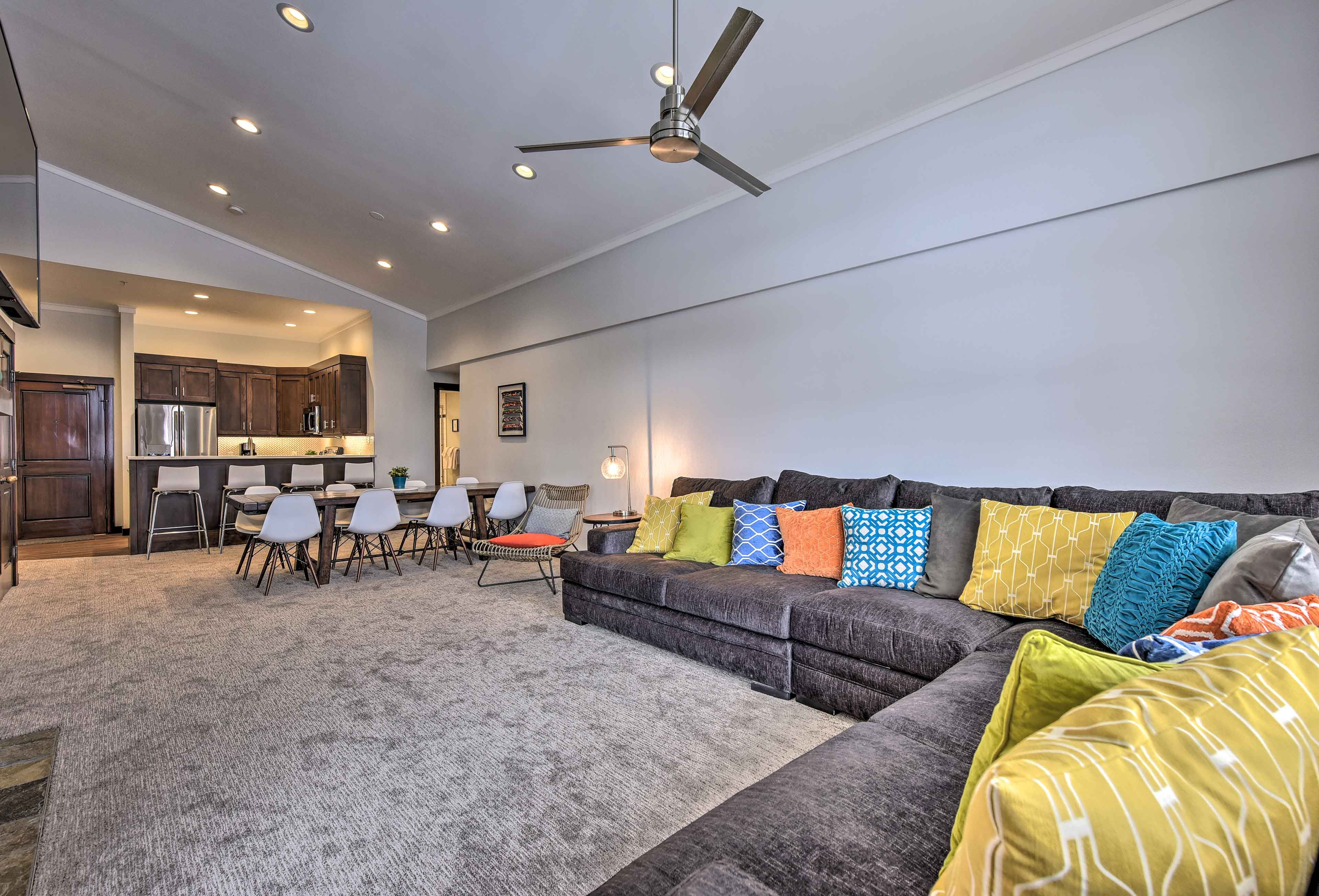 Living Room | Free WiFi | Smart TV | Fireplace