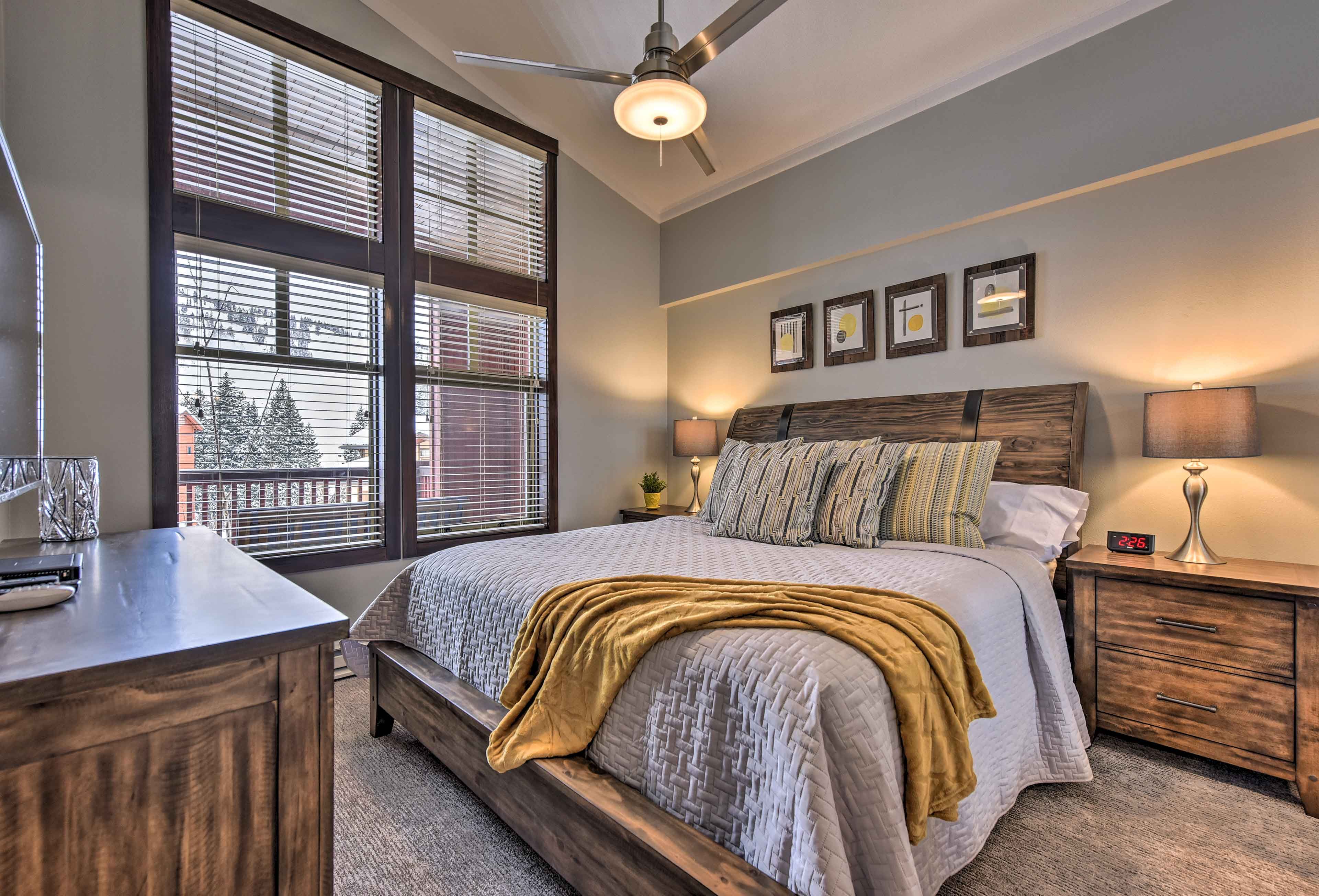 Bedroom 1 | King Bed