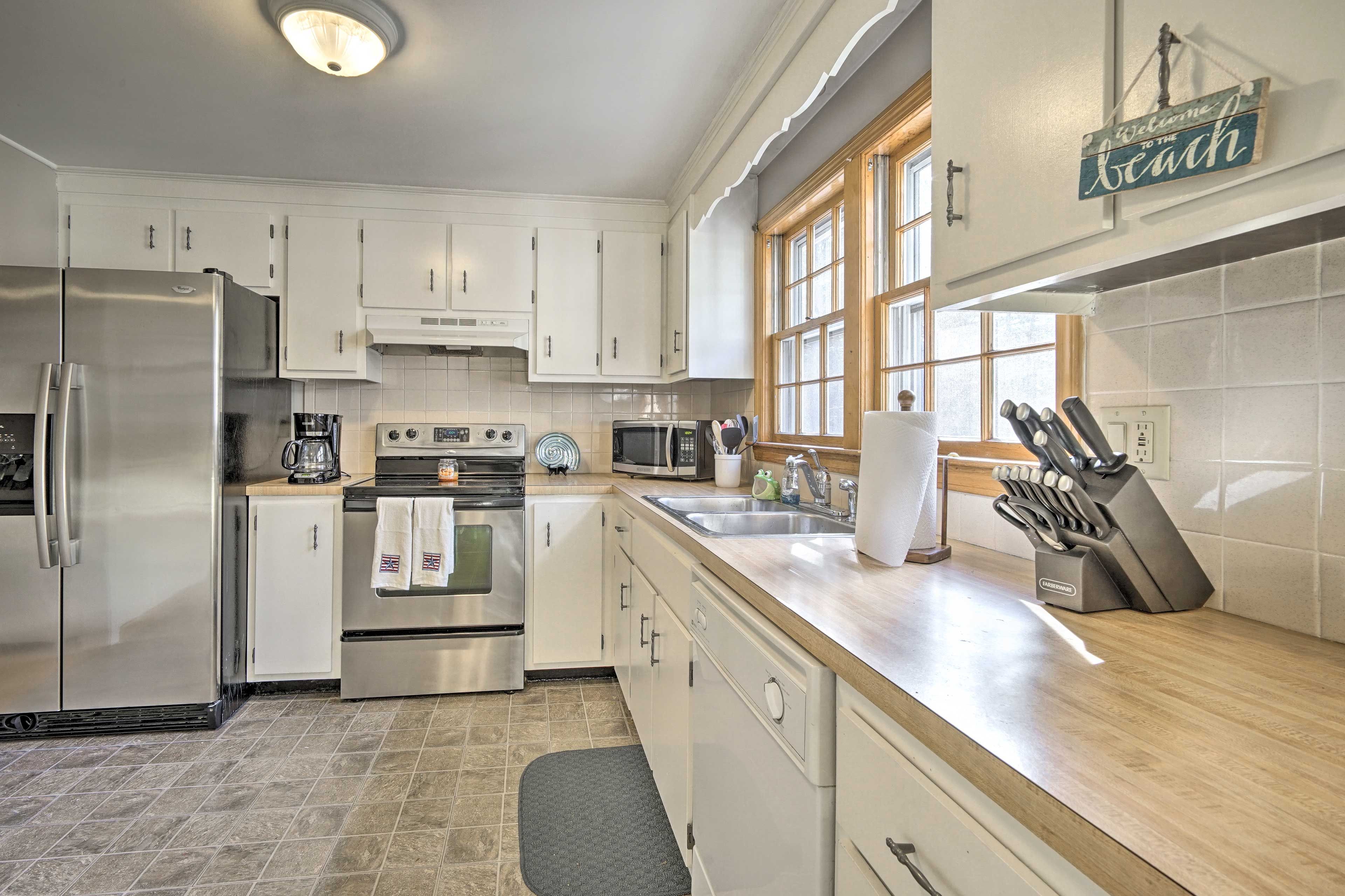 Fully equipped, the kitchen contains all of your essential cooking appliances.