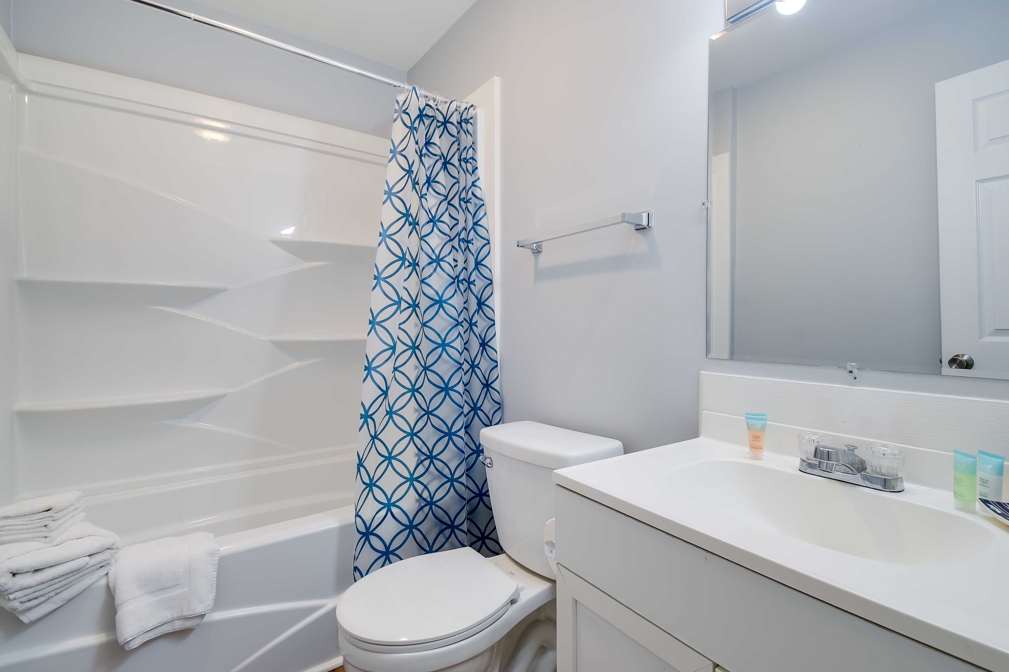 Full Bathroom | Towels Provided