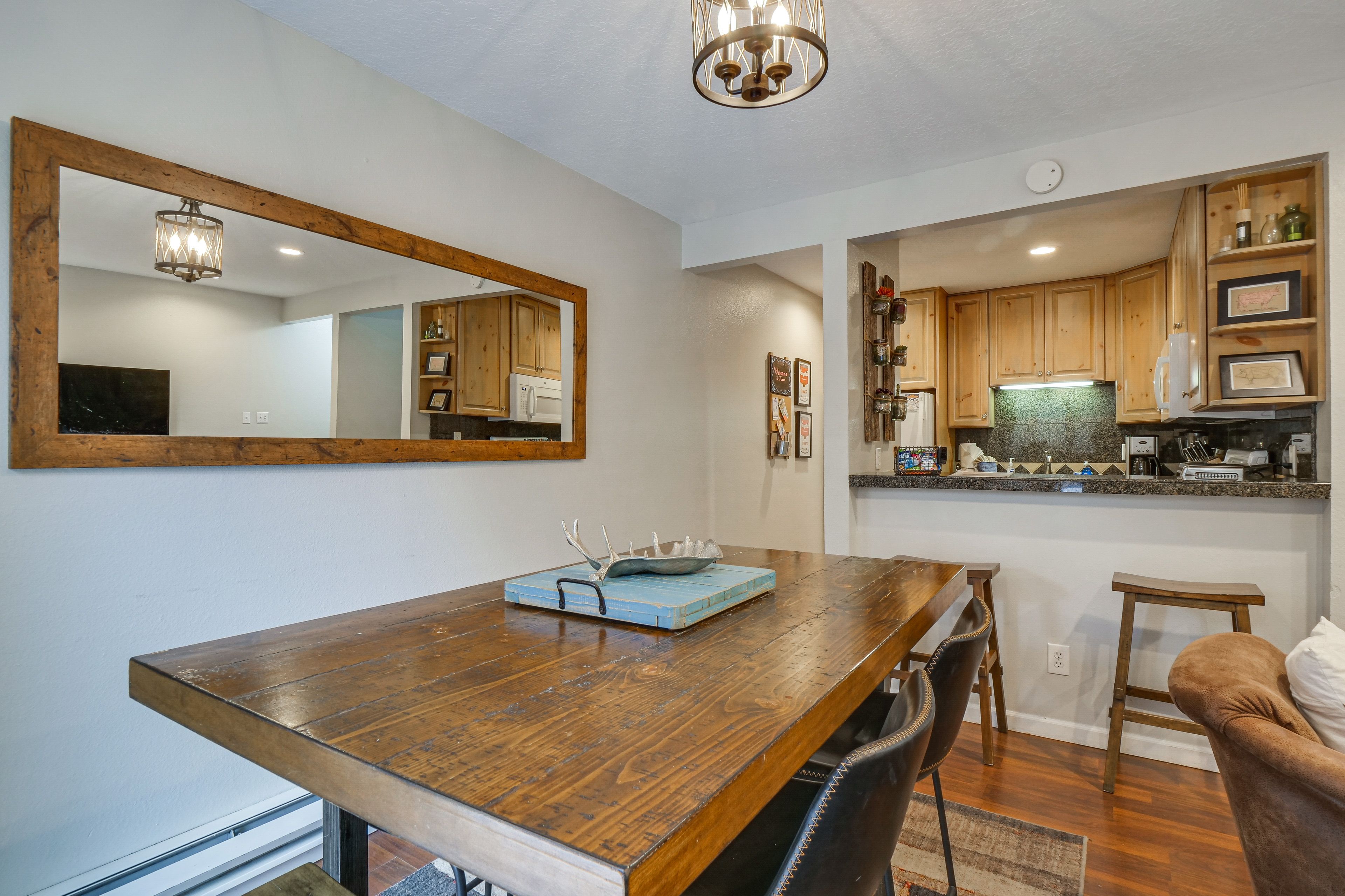 Dining Area | Dishware/Flatware Provided