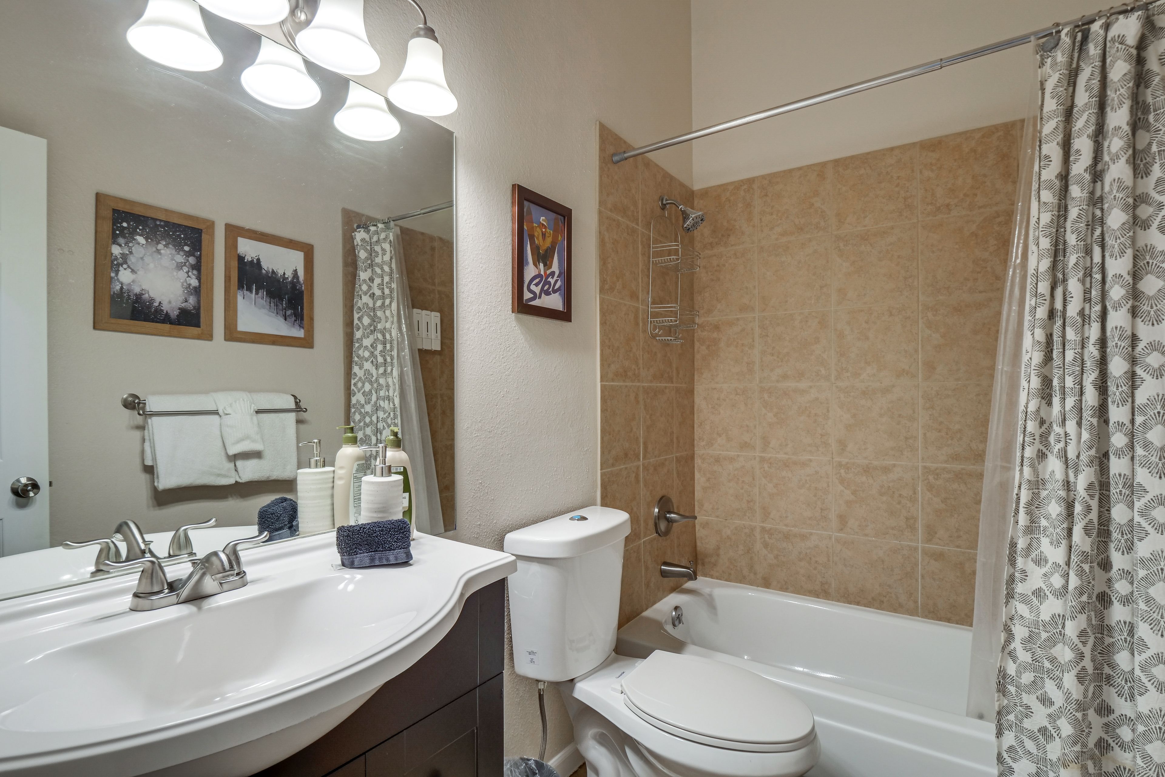 Full Bathroom | Towels Provided