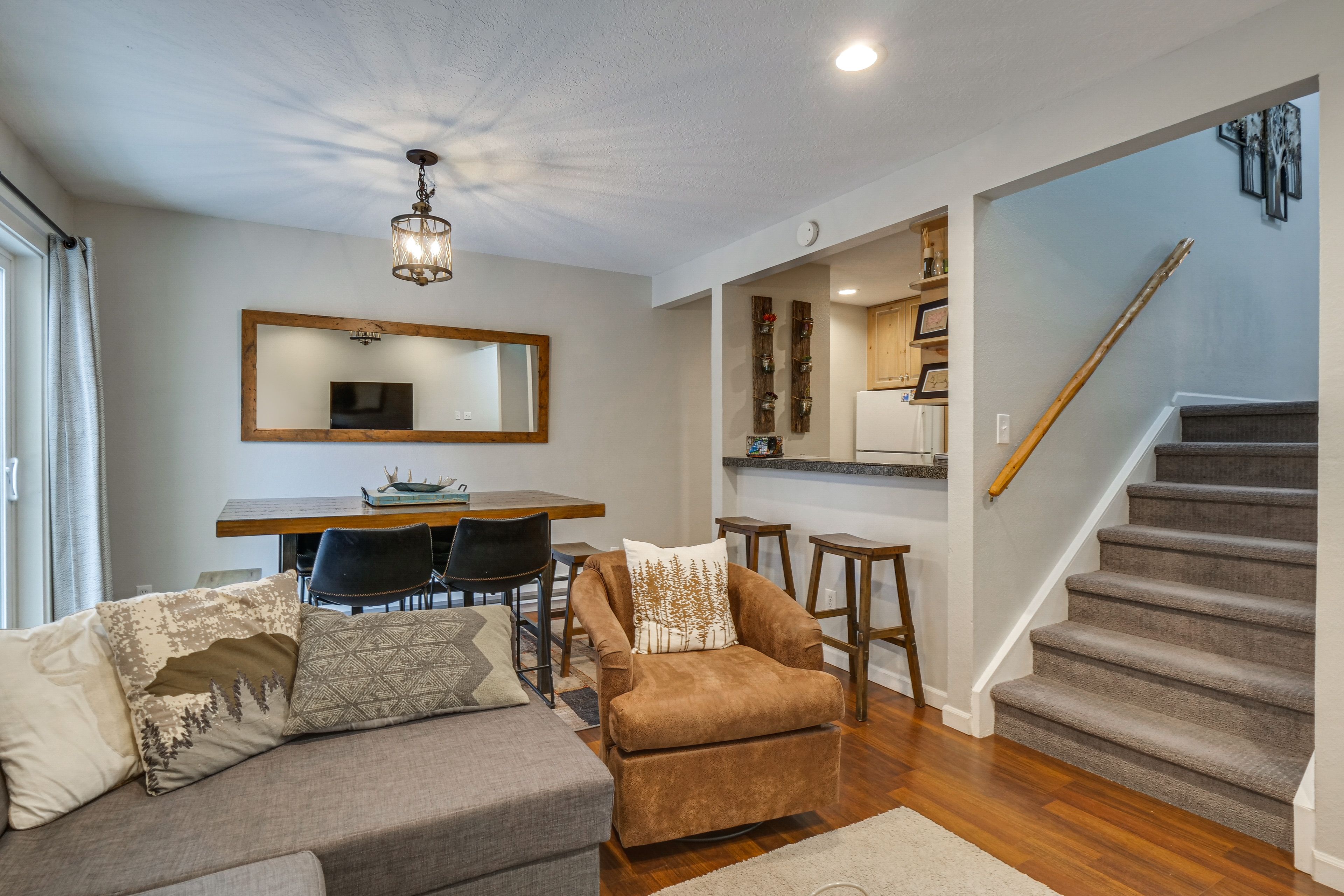 Living Room | Free WiFi | Smart TV