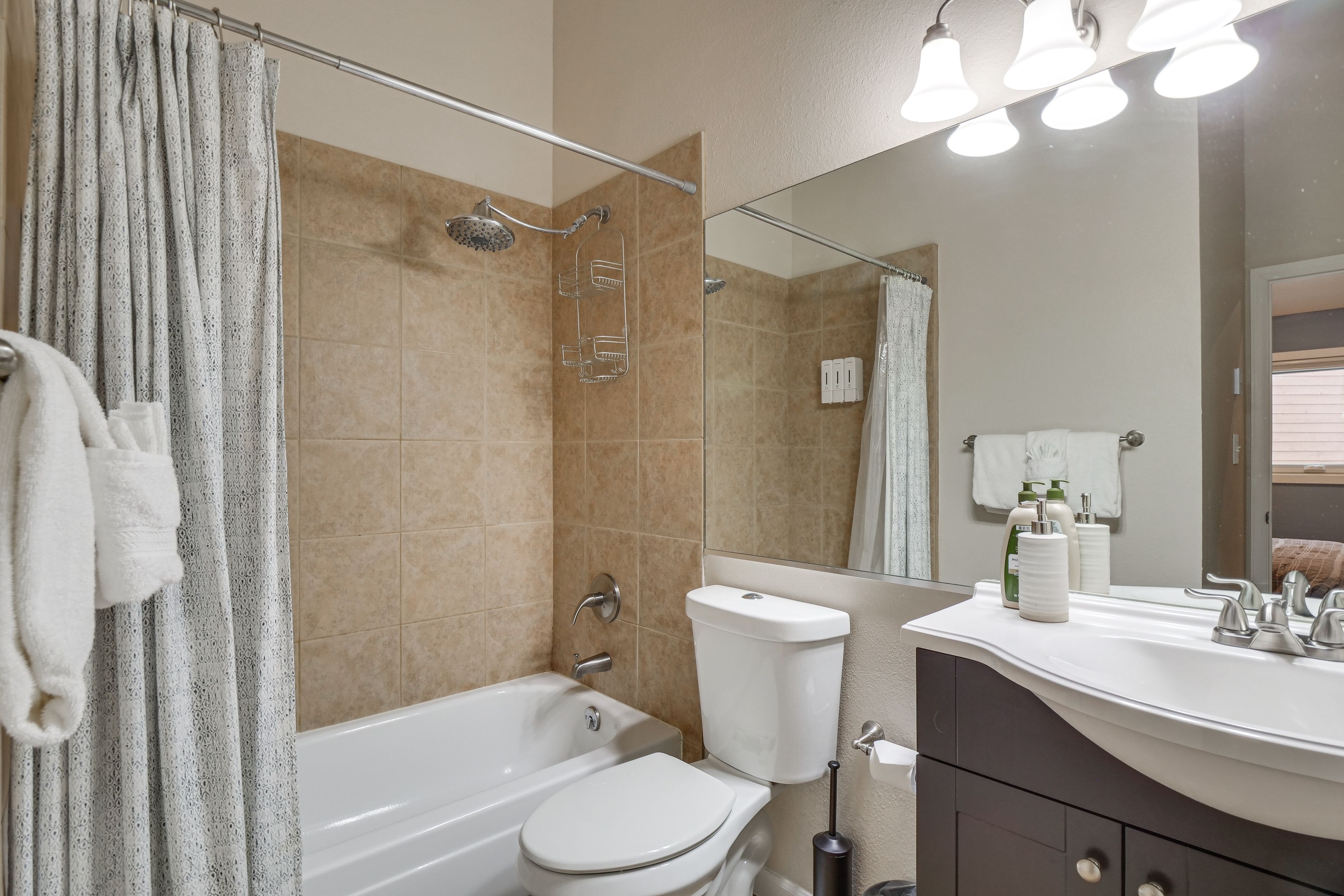 Full Bathroom | Toiletries Provided