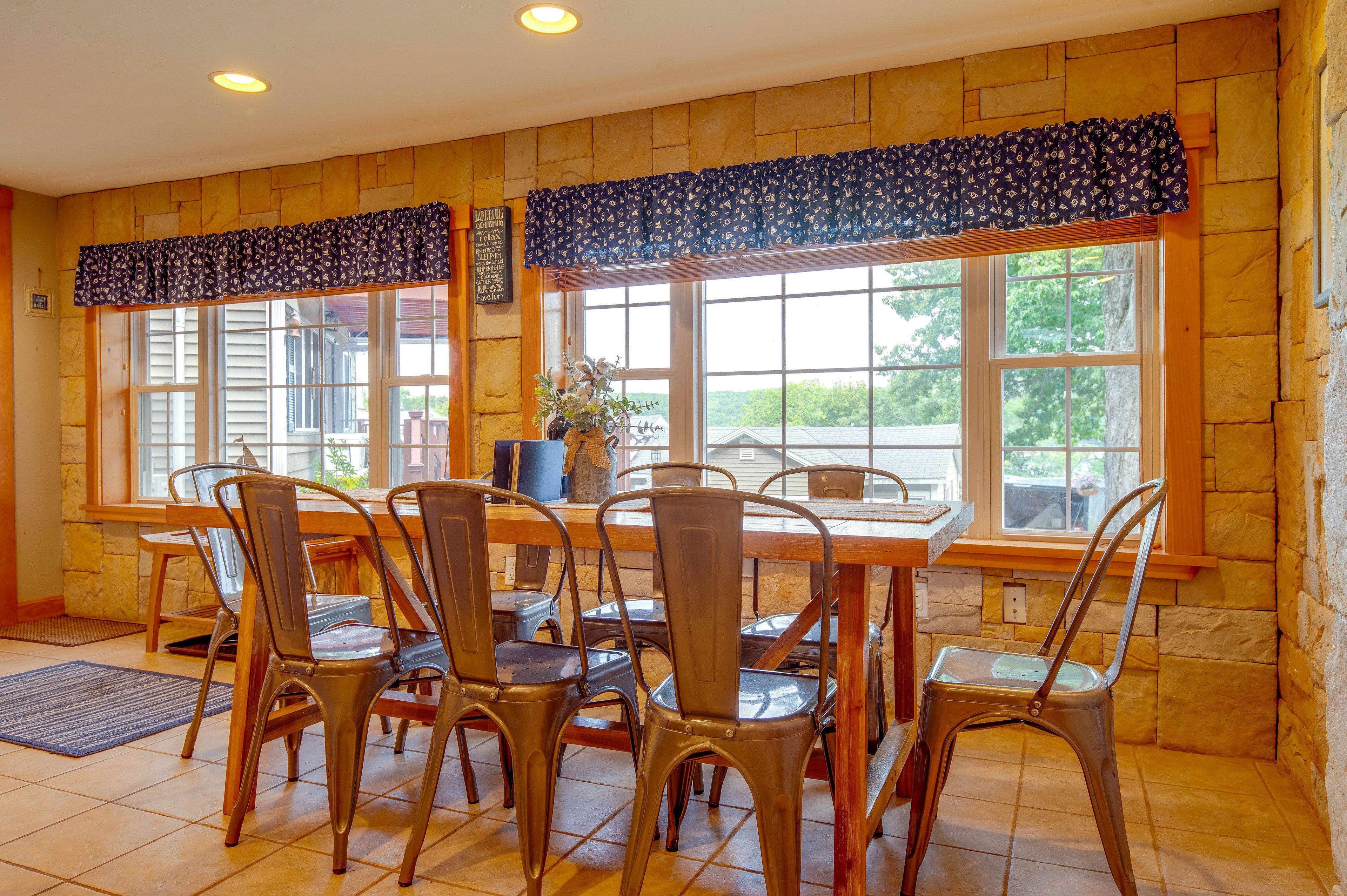 Dining Area | Dishware/Flatware Provided