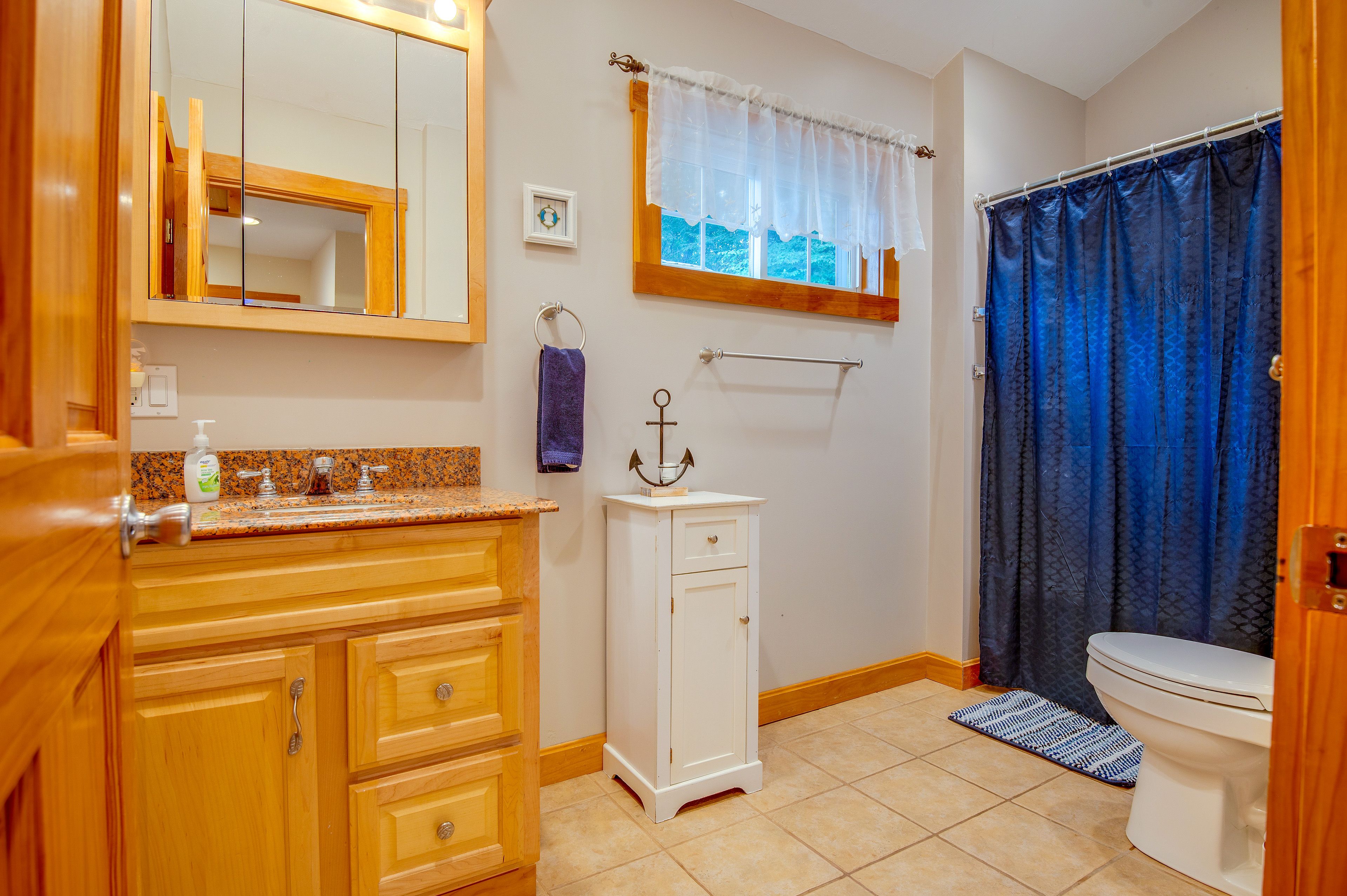 Full Bathroom | Towels Provided