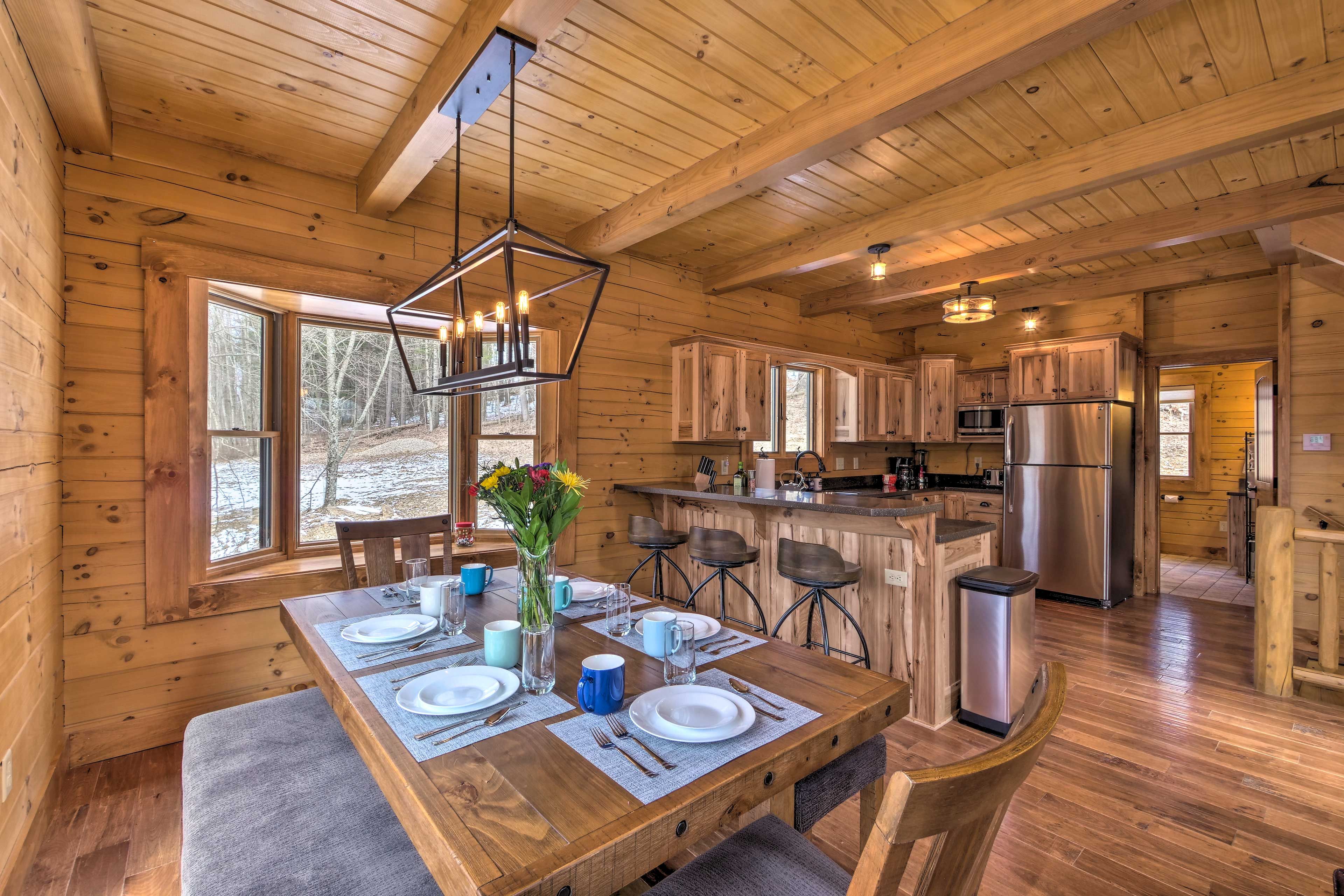 Dining Area | Dishware/Flatware Provided
