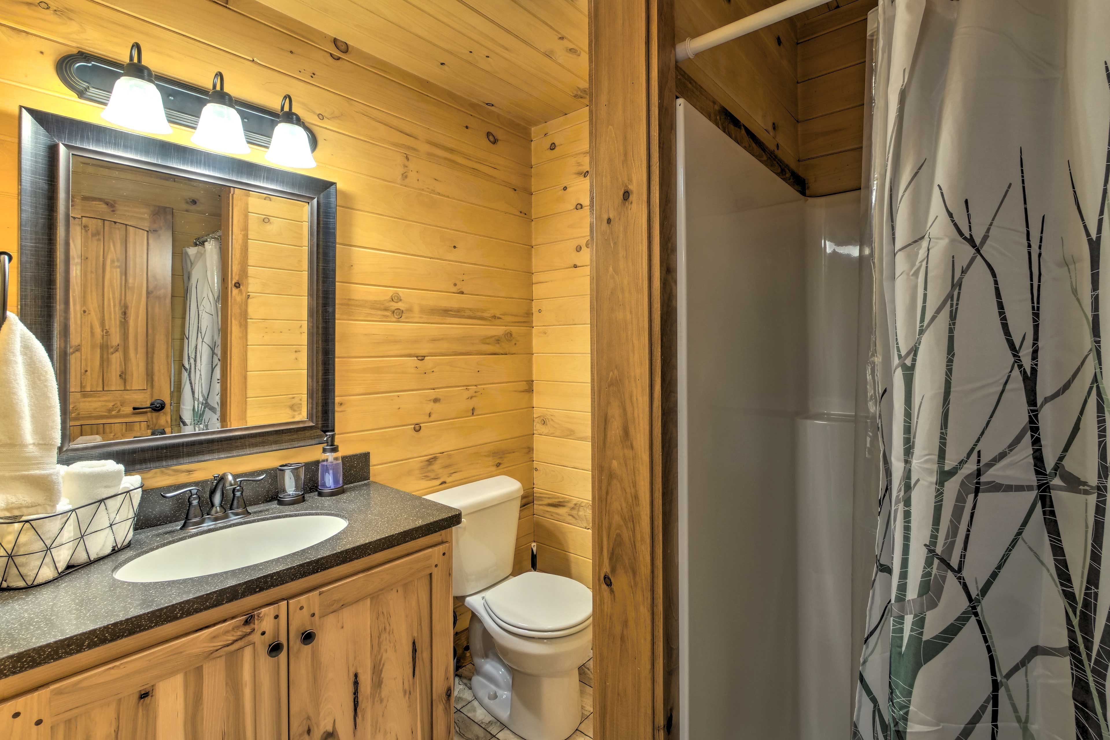 Full Bathroom | Towels Provided