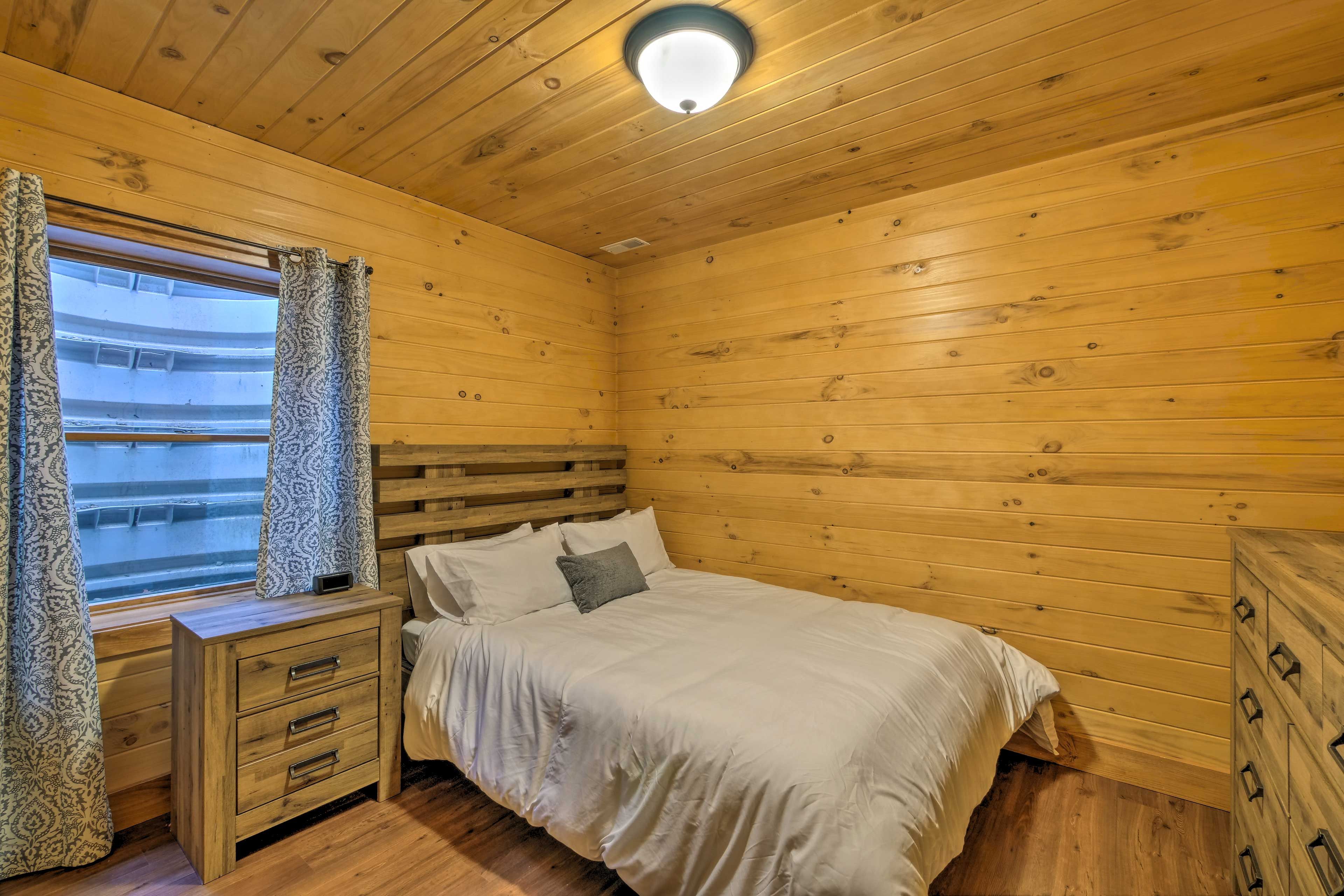 Bedroom 3 | Queen Bed | Bottom Floor