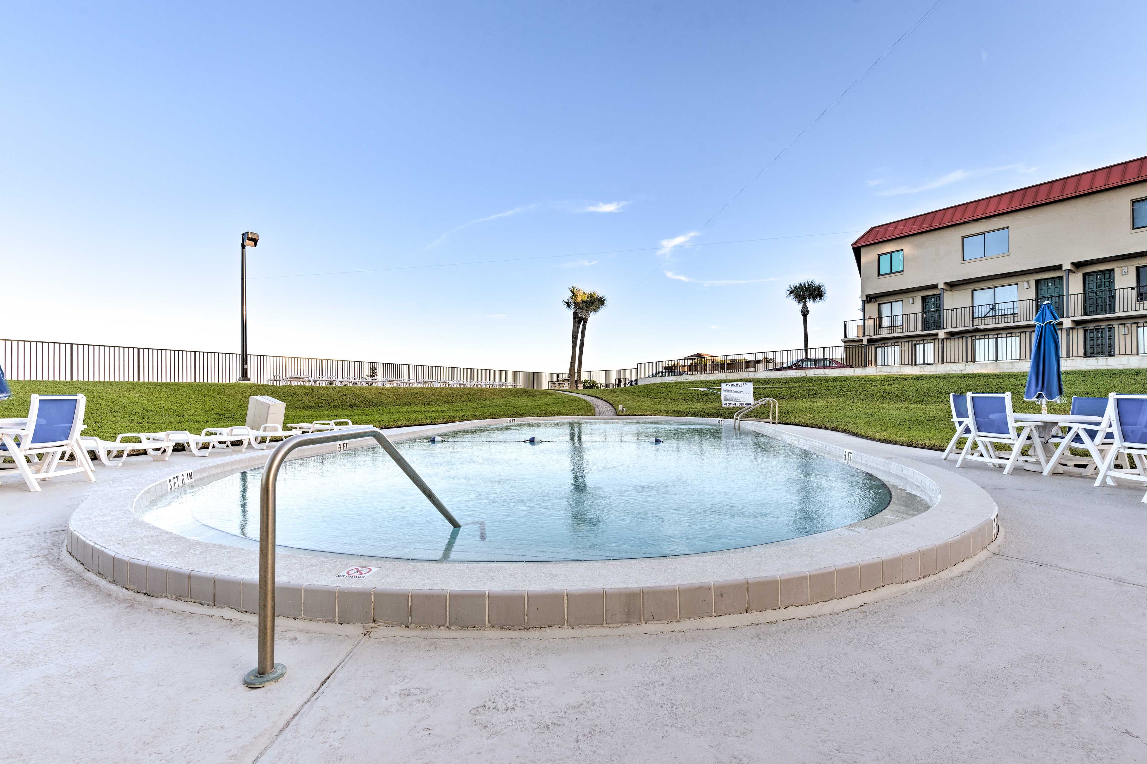 Community Amenities | Outdoor Pool
