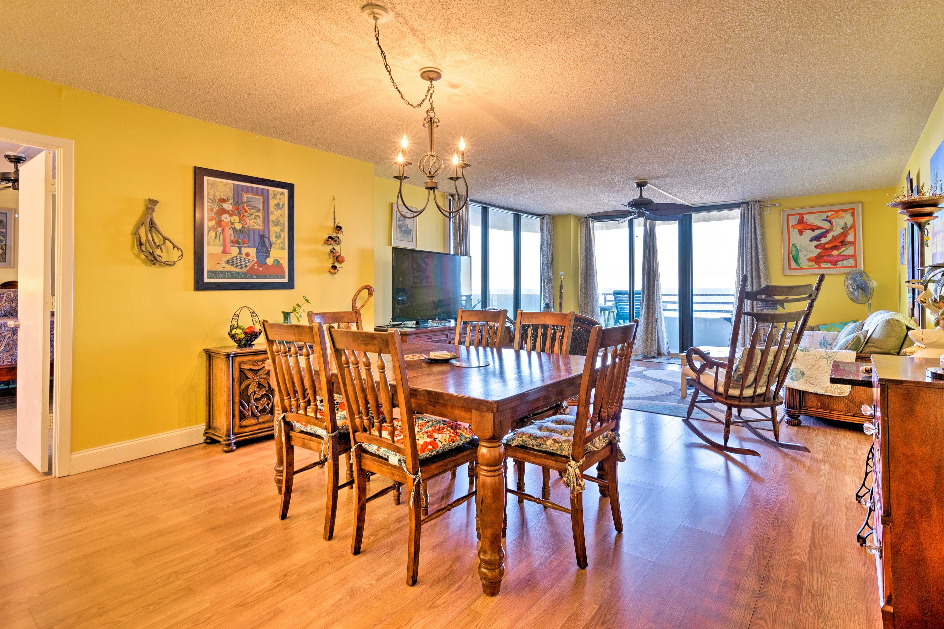 Dining Area | Dishware/Flatware Provided
