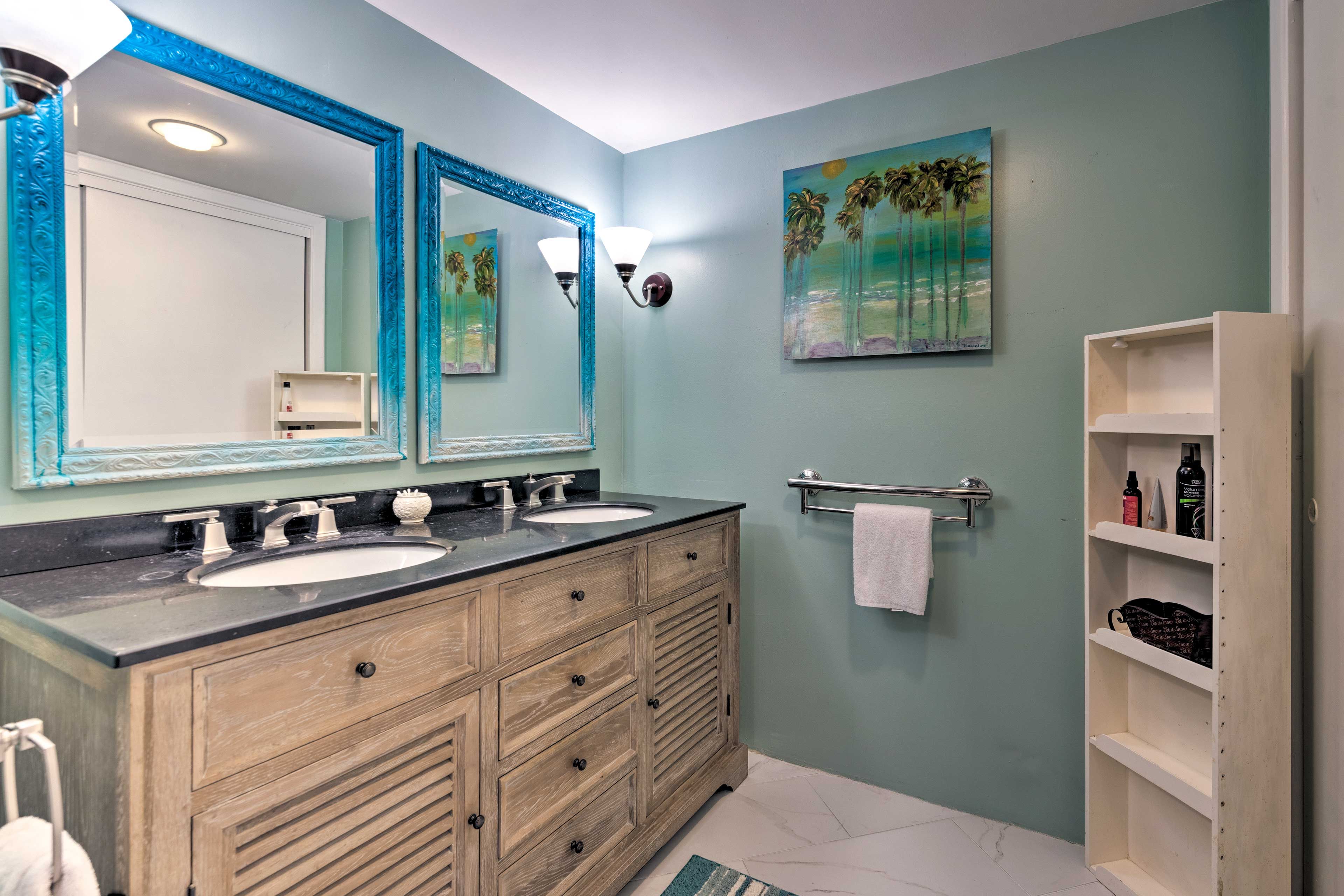 Full Bathroom | Toiletries Provided