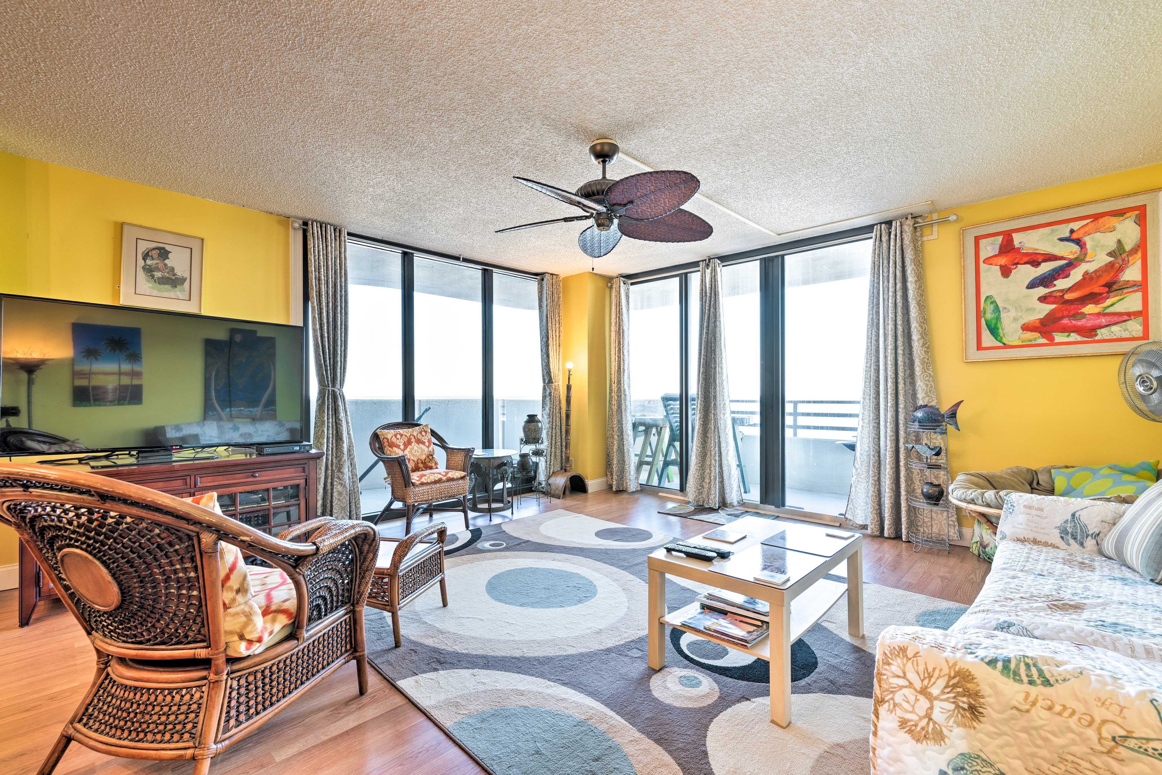 Living Room | Free WiFi | Central A/C & Heating | Smart TV