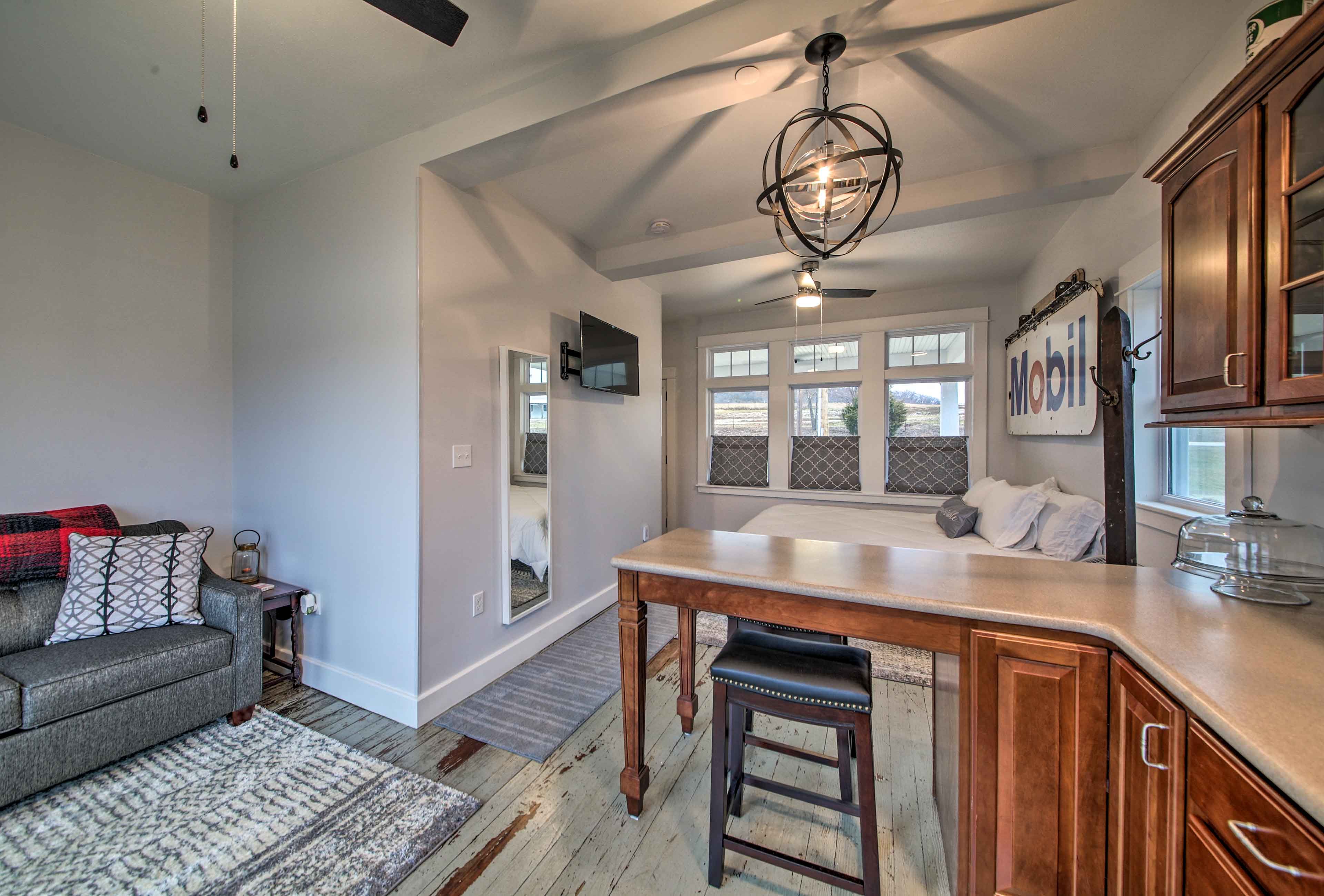 Studio | Flat-Screen TV