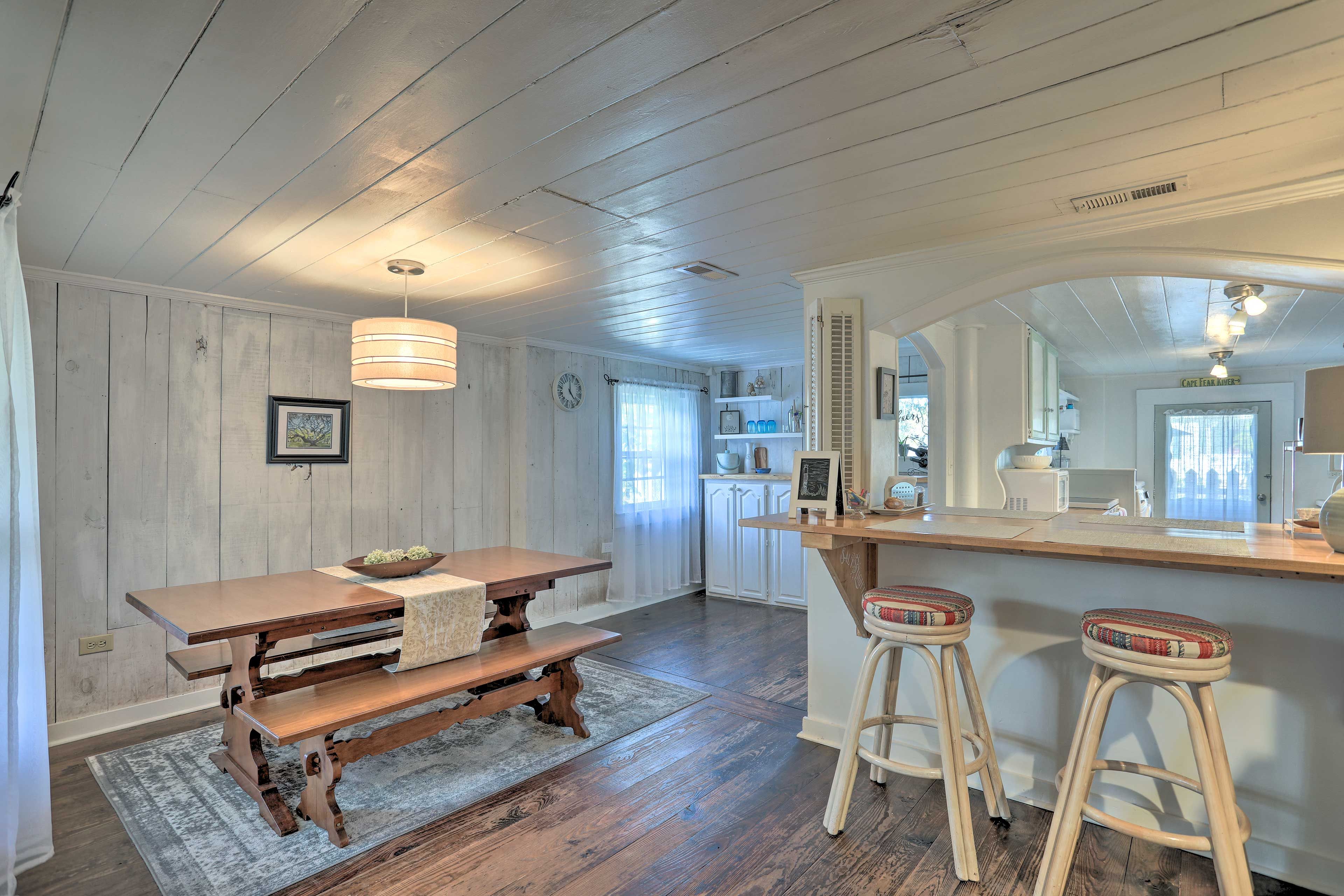 Dining Area | Dishware/Flatware Provided | 1st Floor