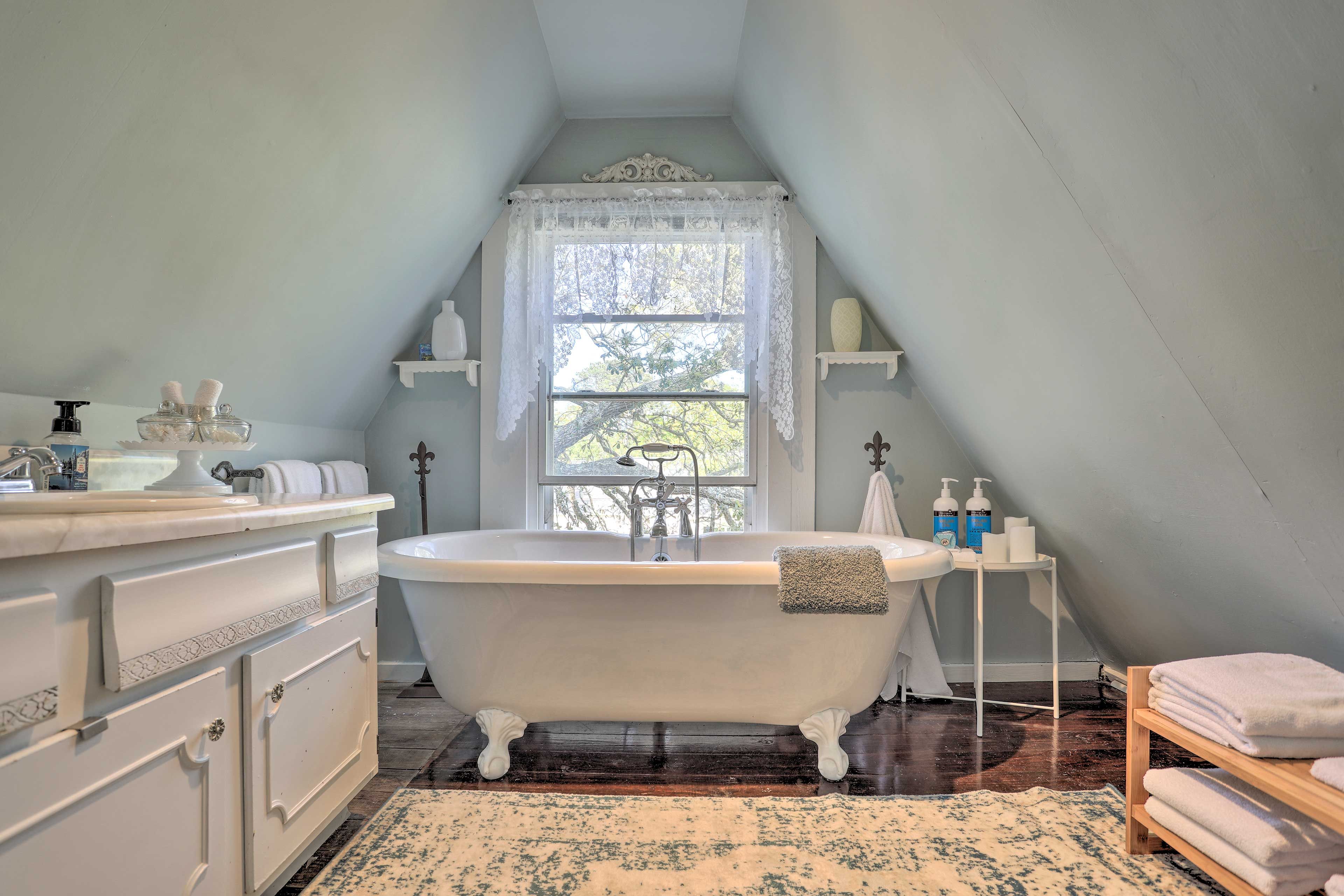 Full Bathroom | Towels Provided | 3rd Floor