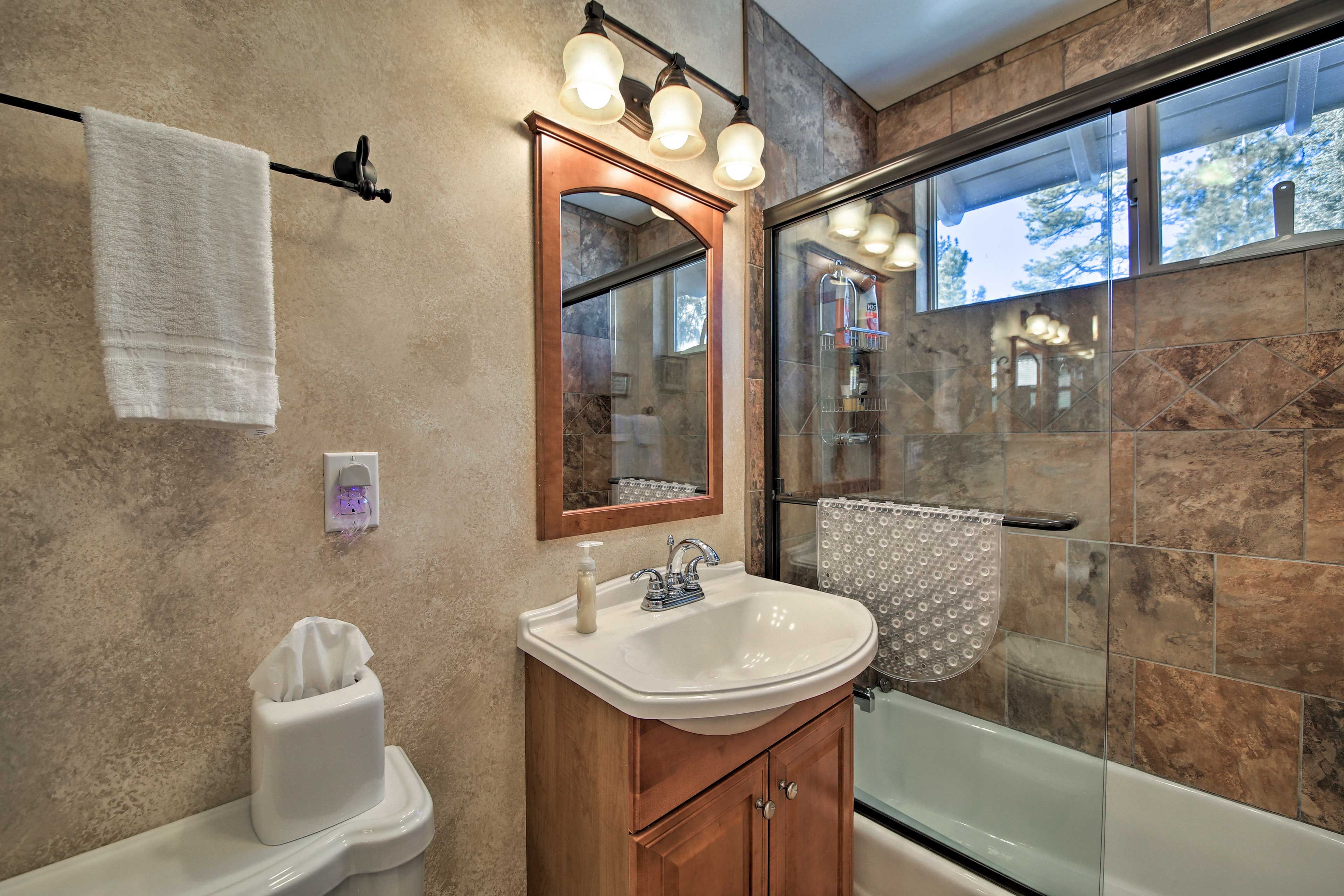 Full Bathroom | Toiletries & Towels Provided