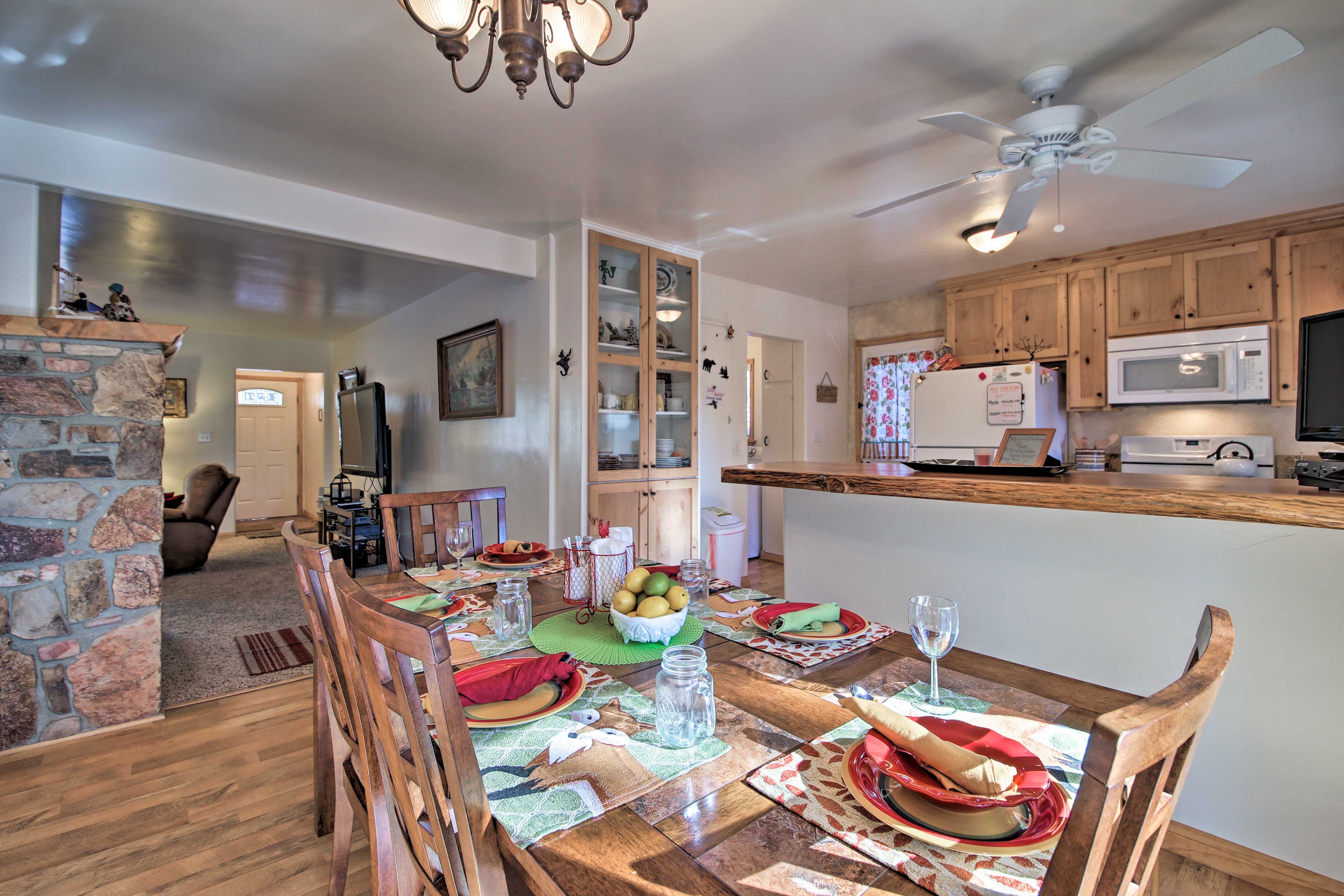 Dining Area | Dishware/Flatware Provided