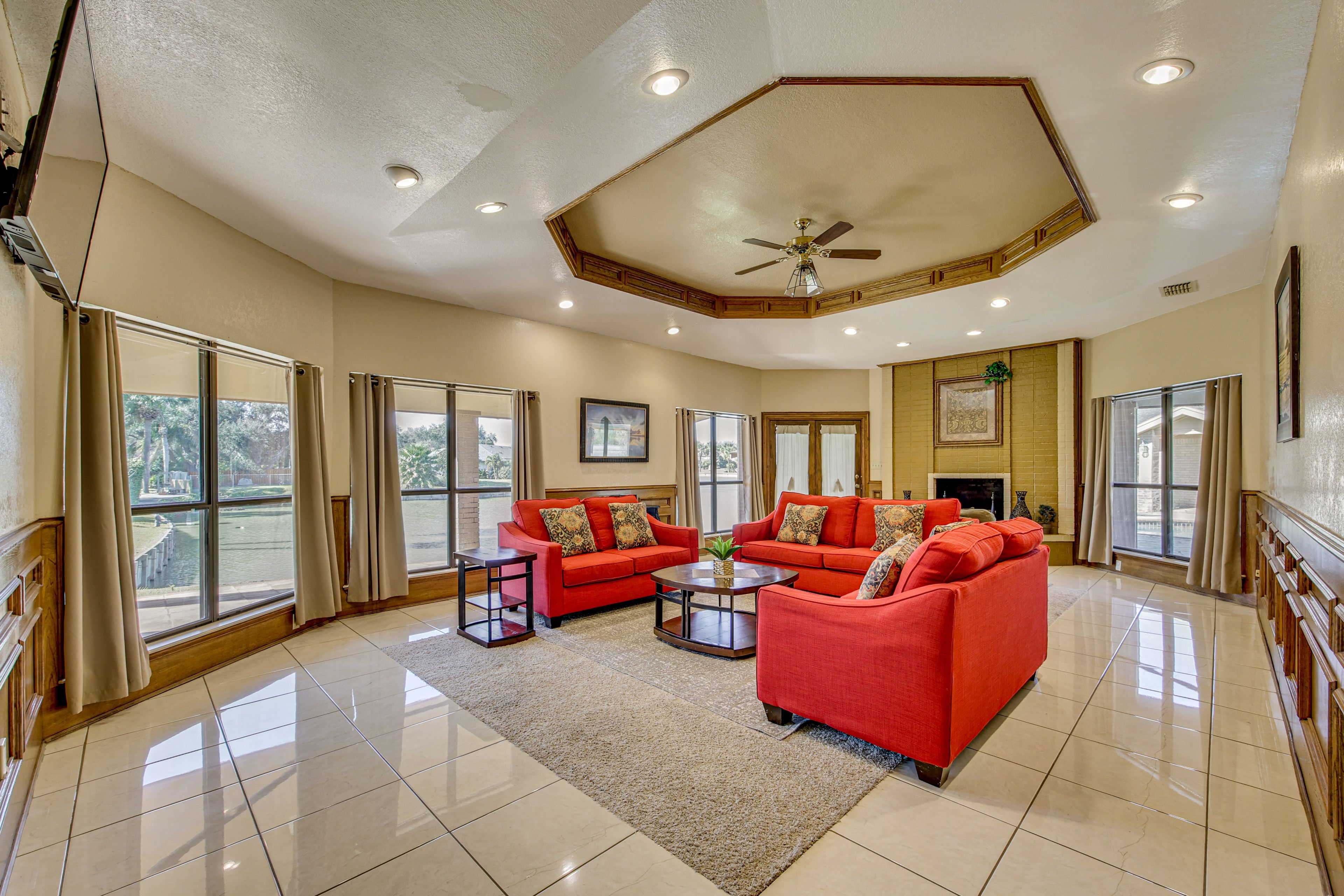 Living Room | Cable TV | Free WiFi | Central A/C