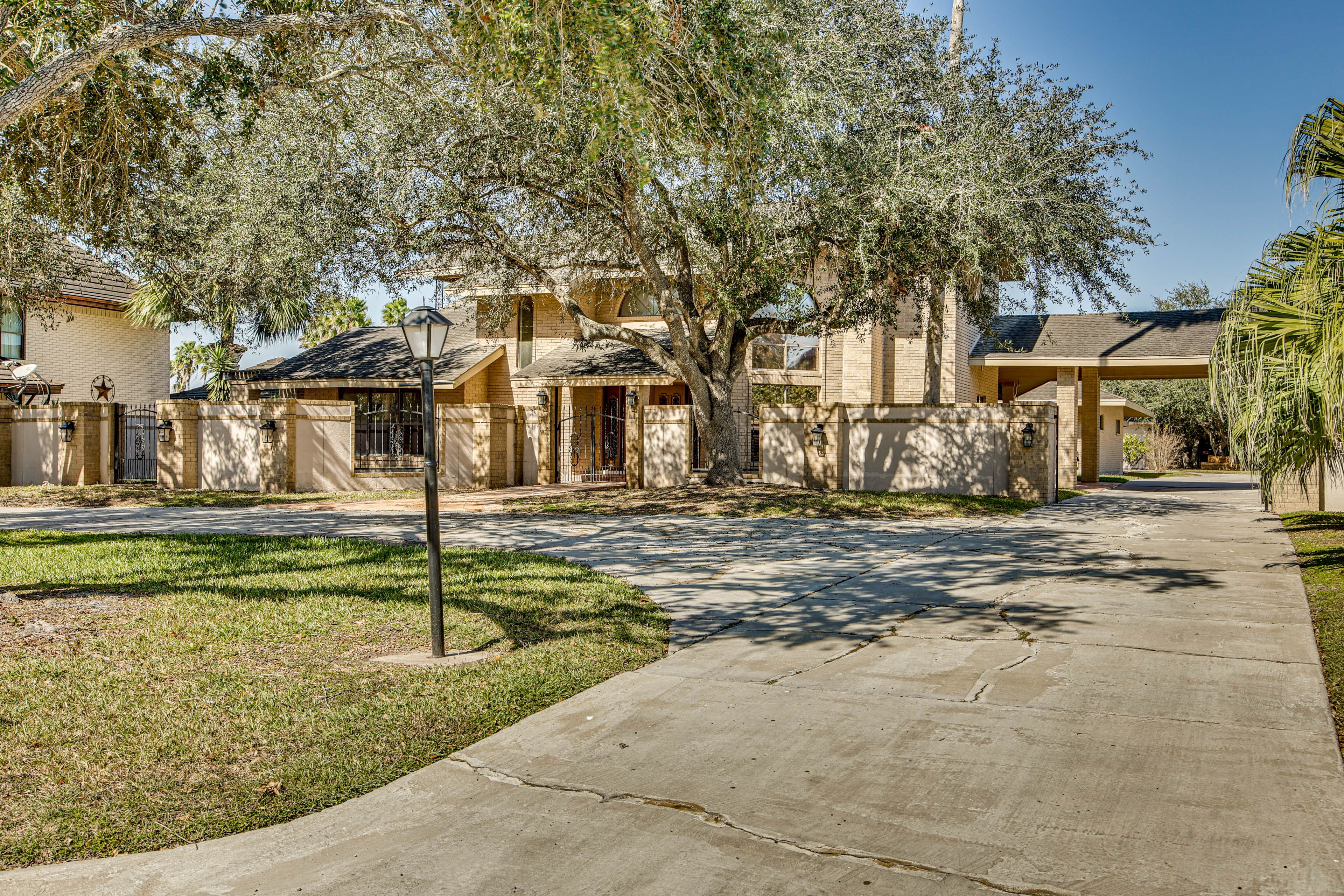 Parking | Driveway (1 Vehicle) | Street Parking