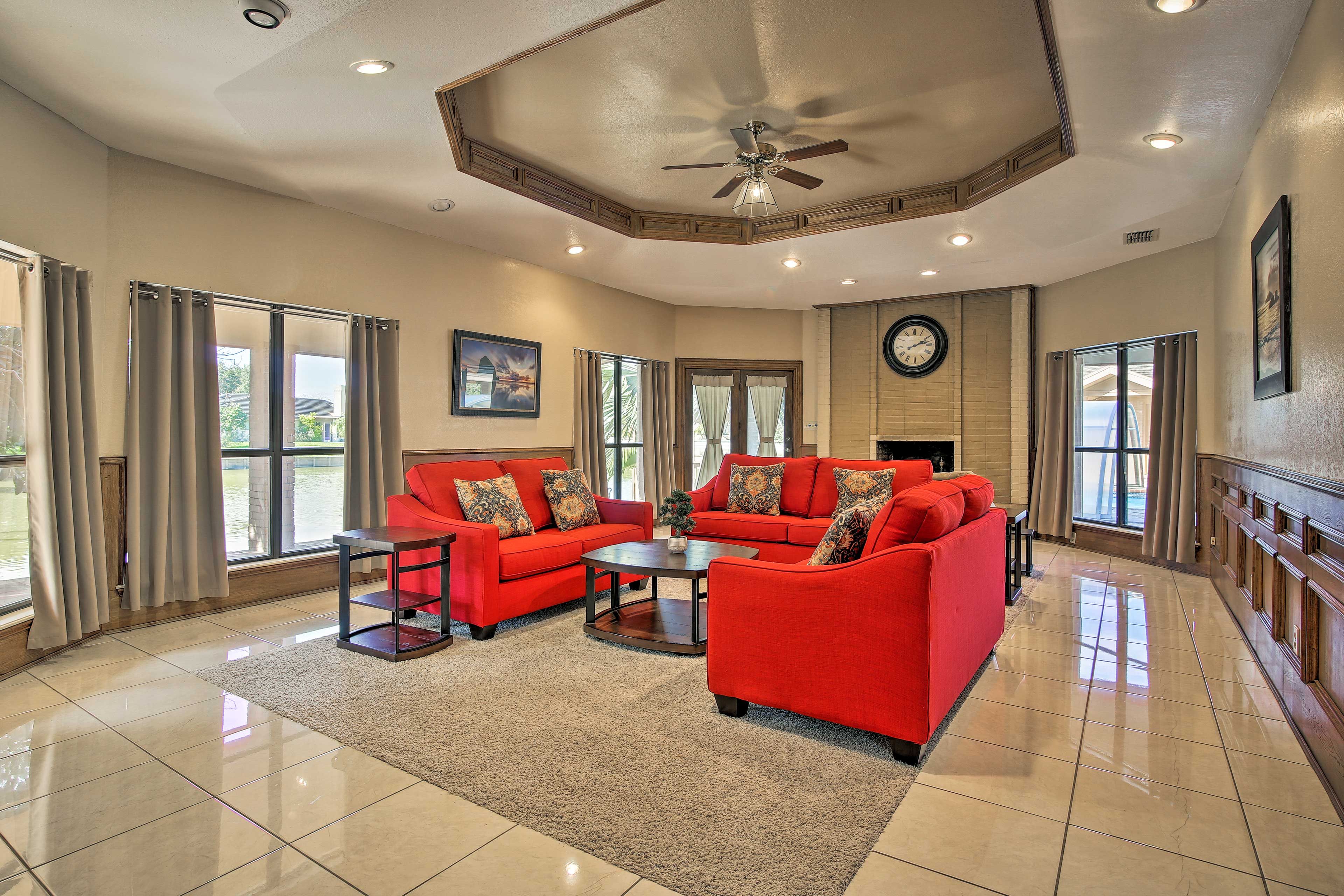 Living Room | Cable TV | Free WiFi | Central A/C