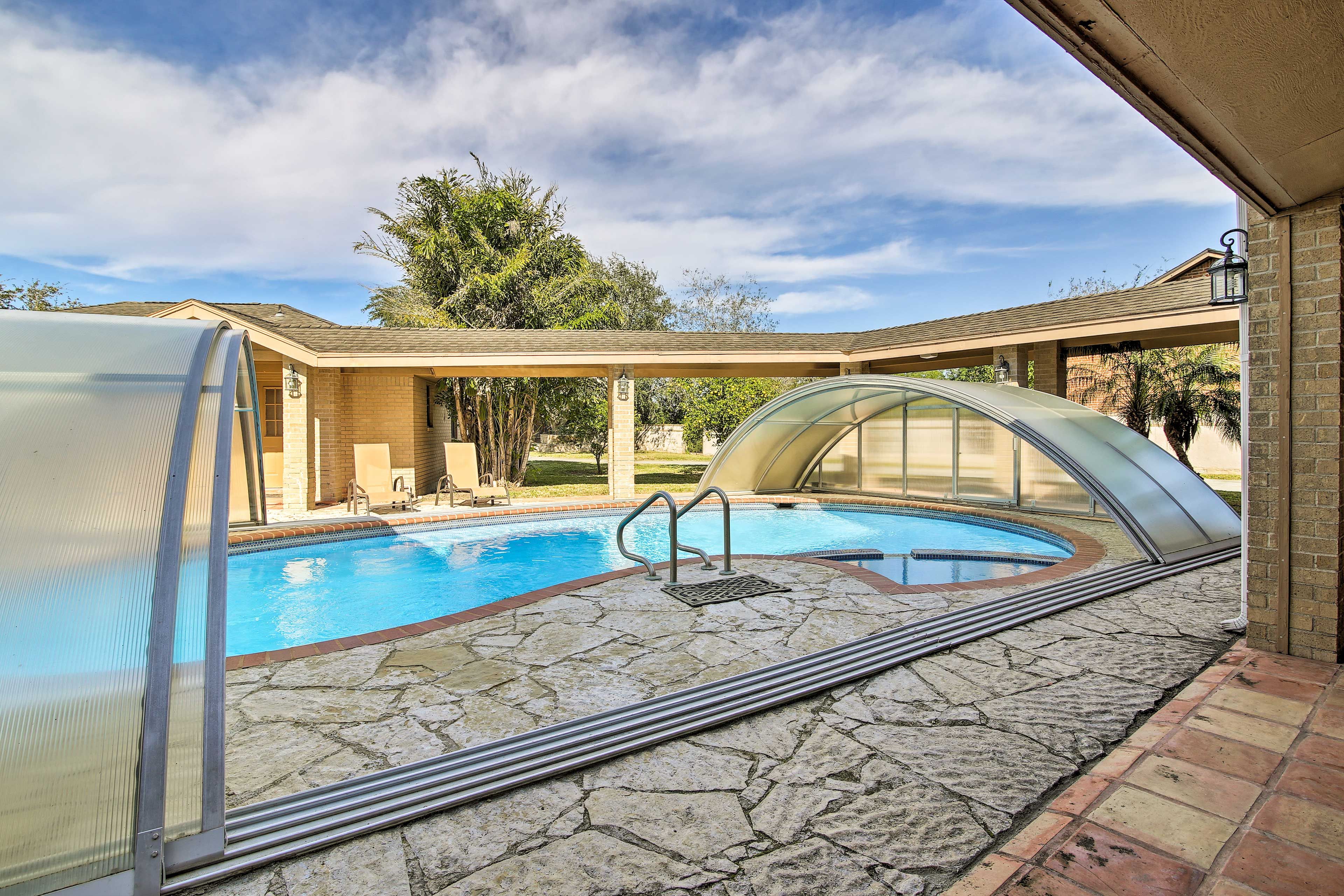 Outdoor Pool & Spa