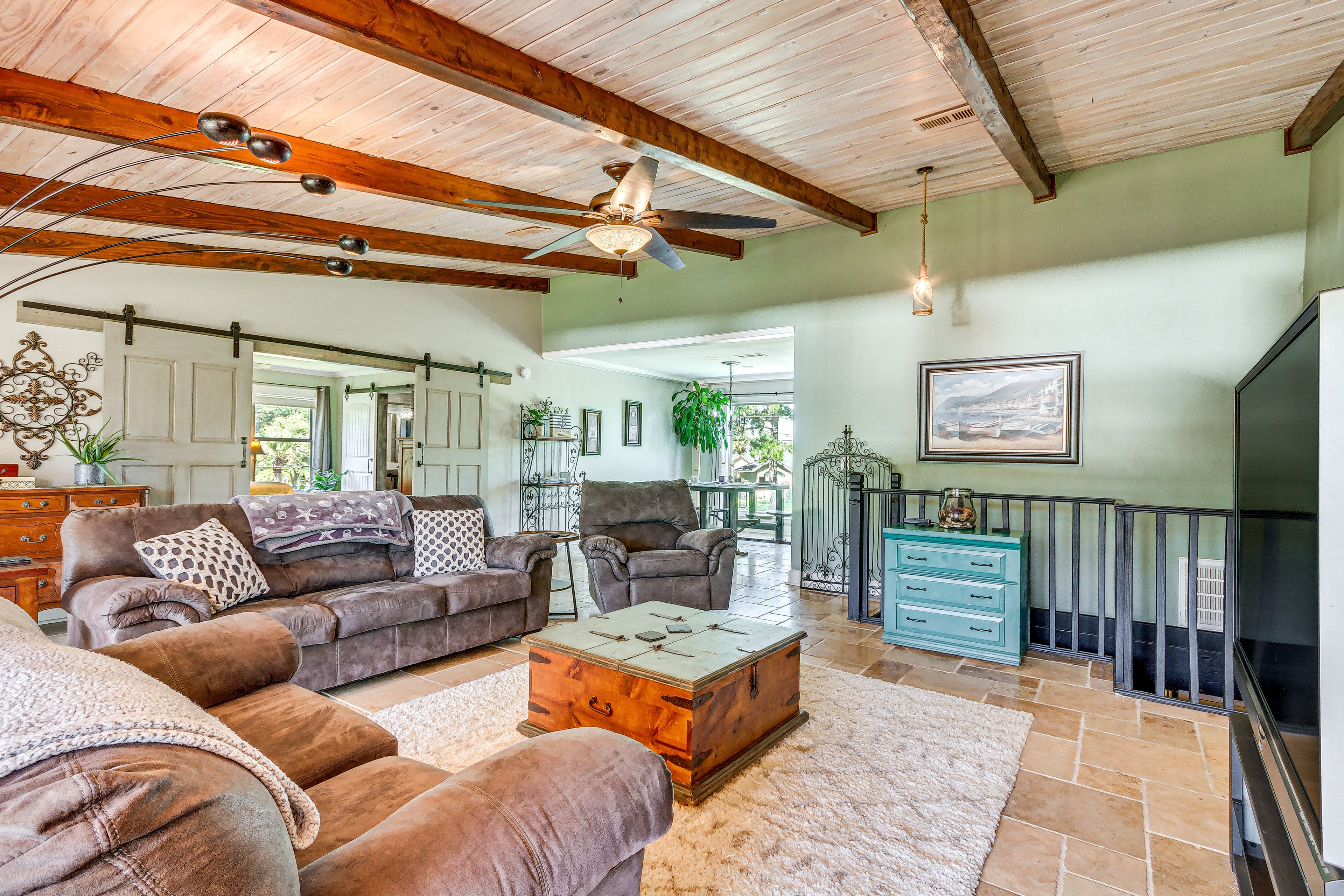 Living Room | Central A/C & Heating | Free WiFi