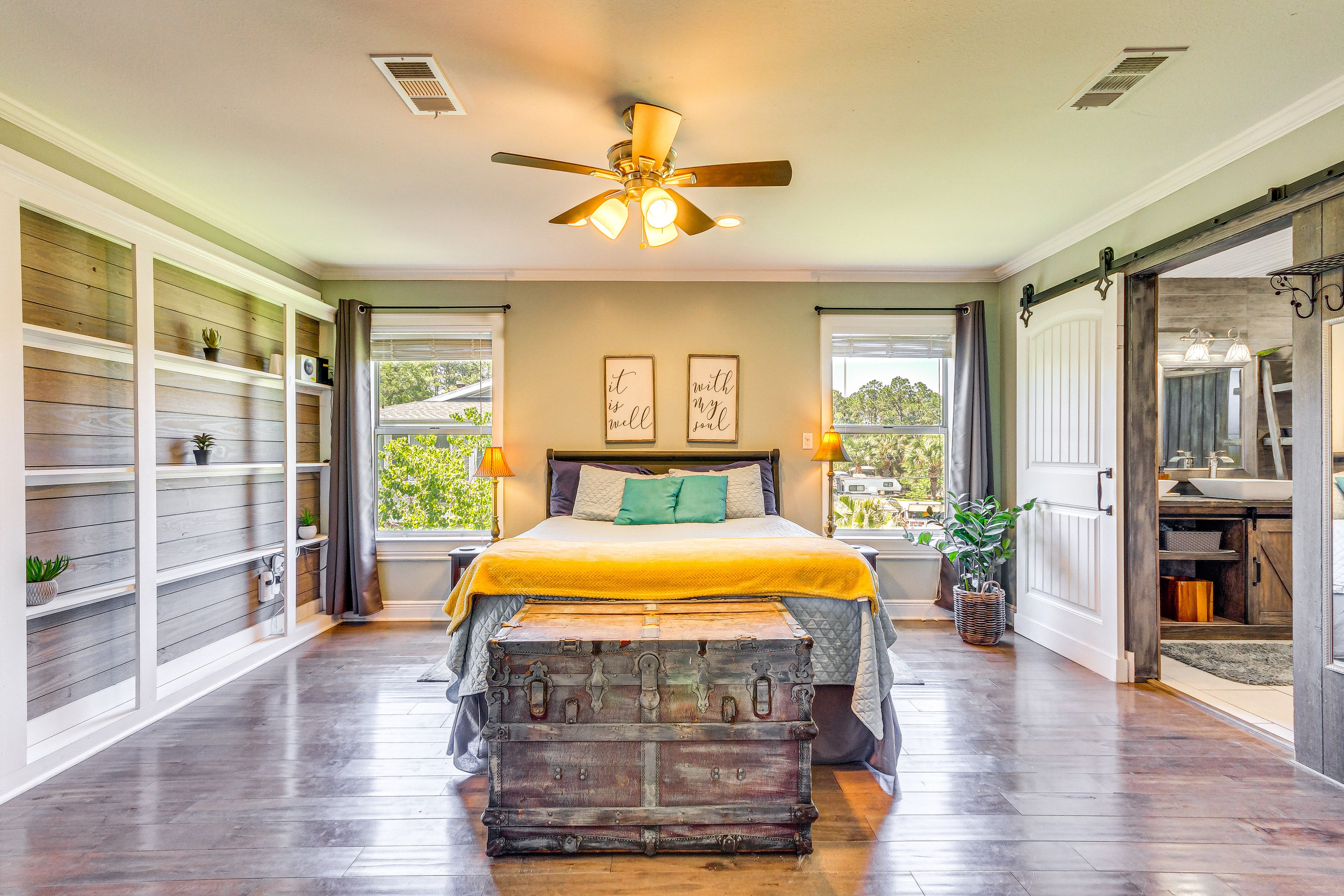 Bedroom 1 | Queen Bed