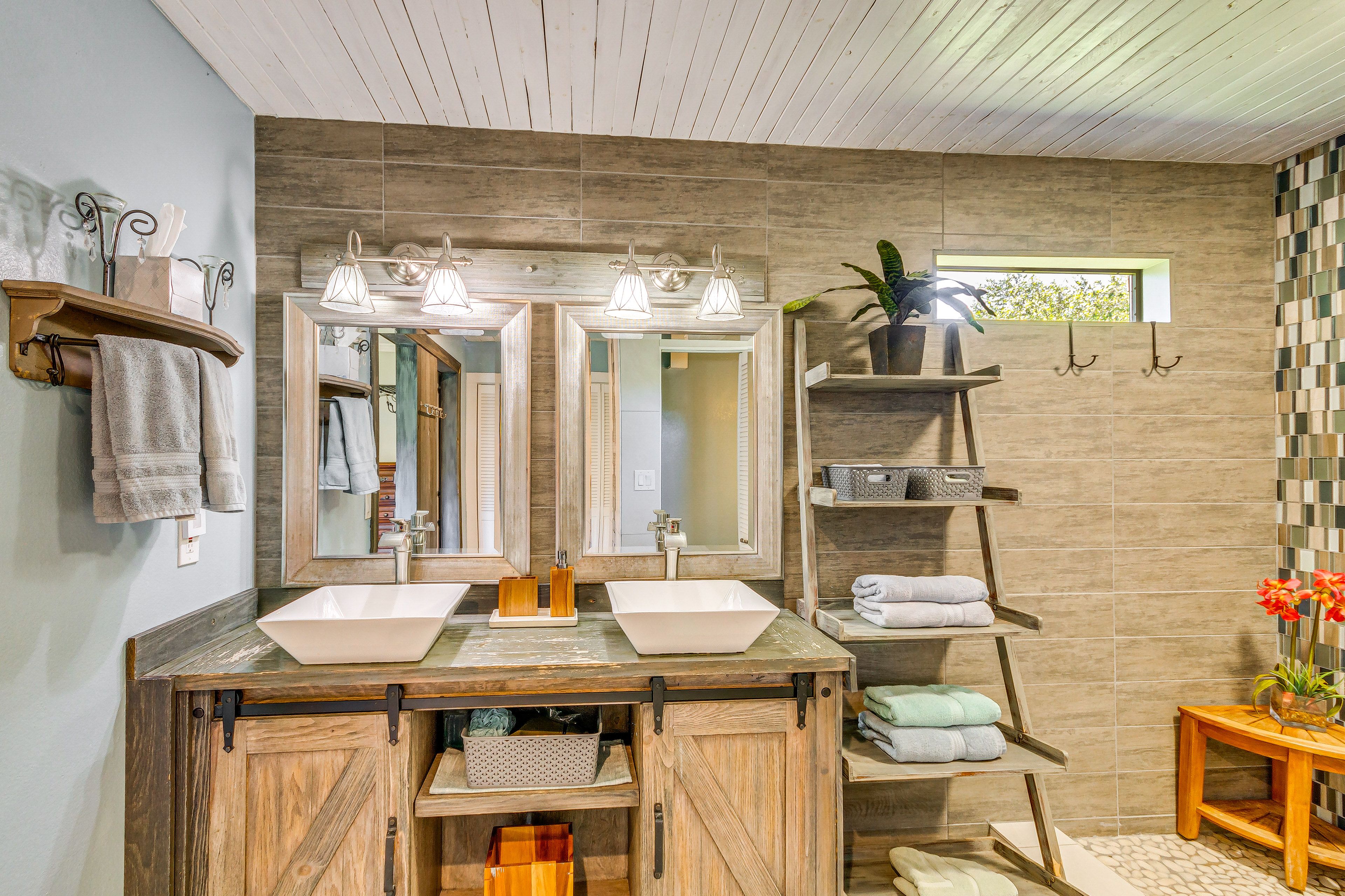En-Suite Bathroom | Linens & Towels
