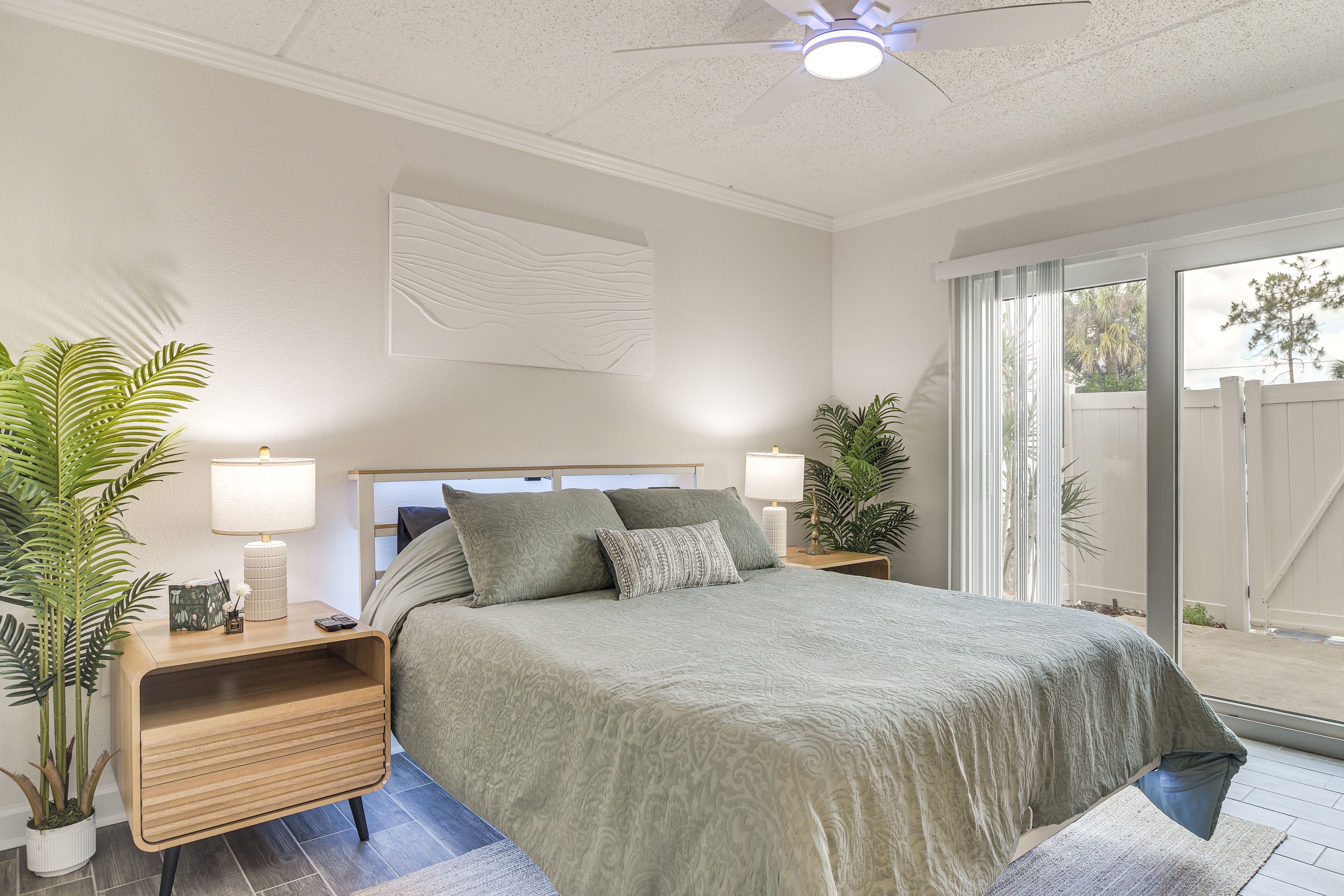 Bedroom | Queen Bed | Linens Provided