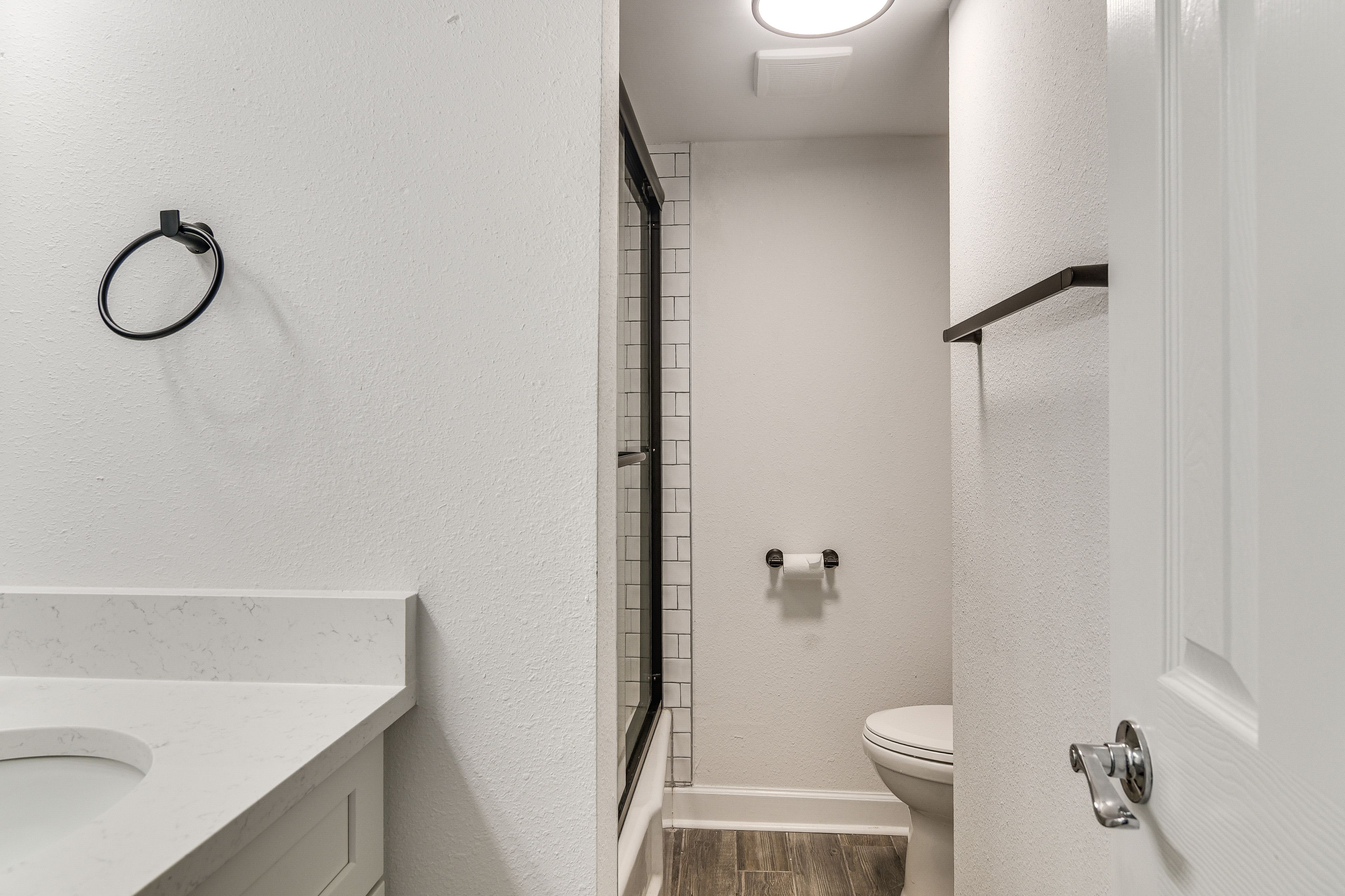 Full Bathroom | Towels Provided | Complimentary Toiletries