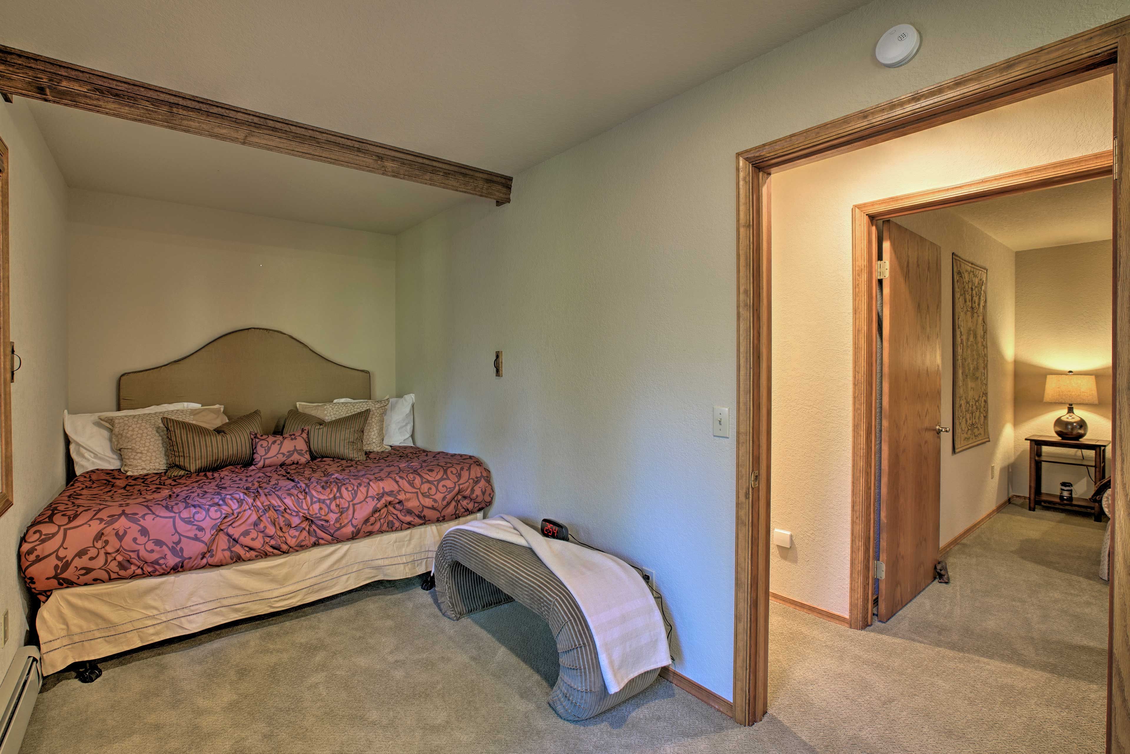 Bedroom 4 | Queen Bed