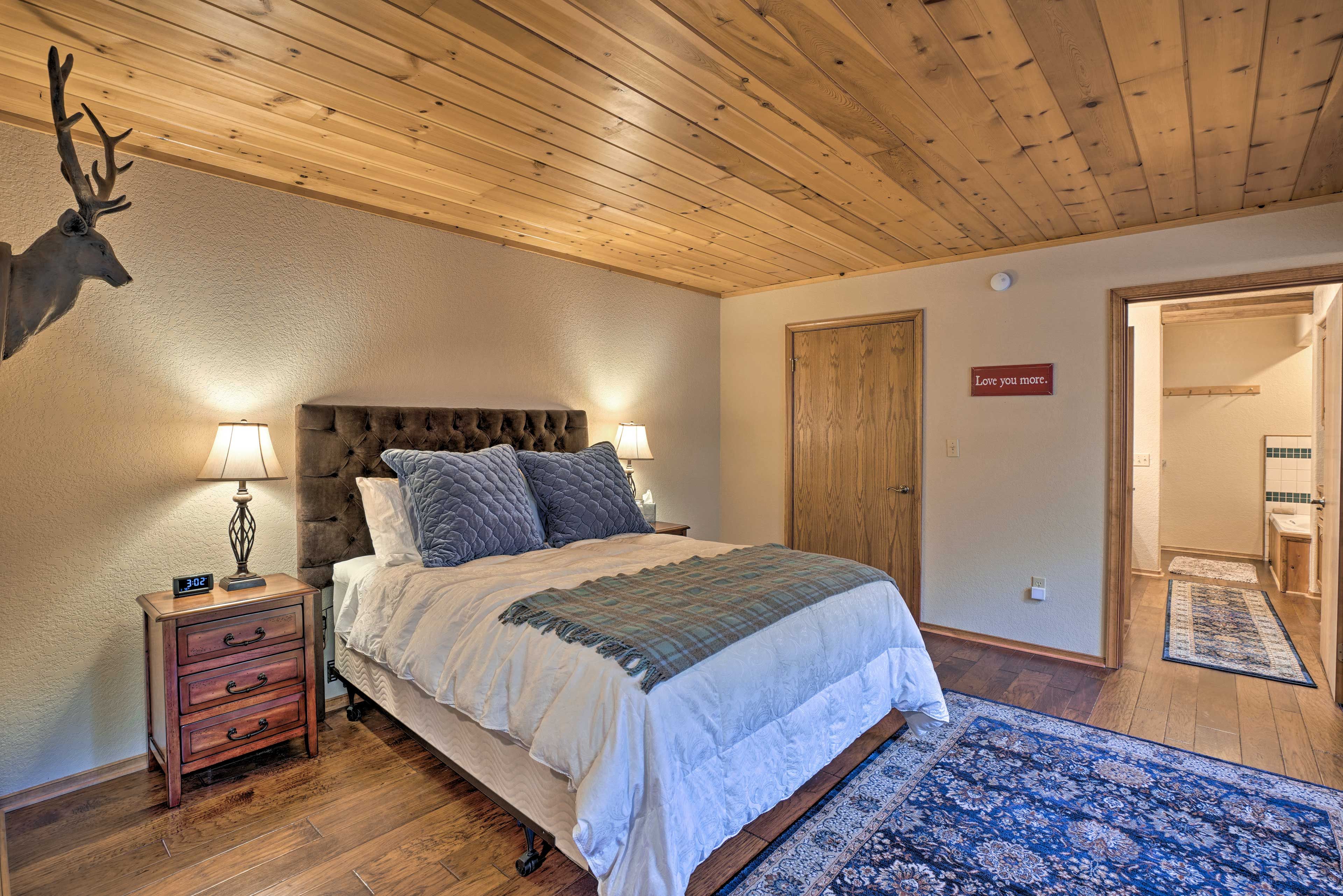 Bedroom 1 | Queen Bed