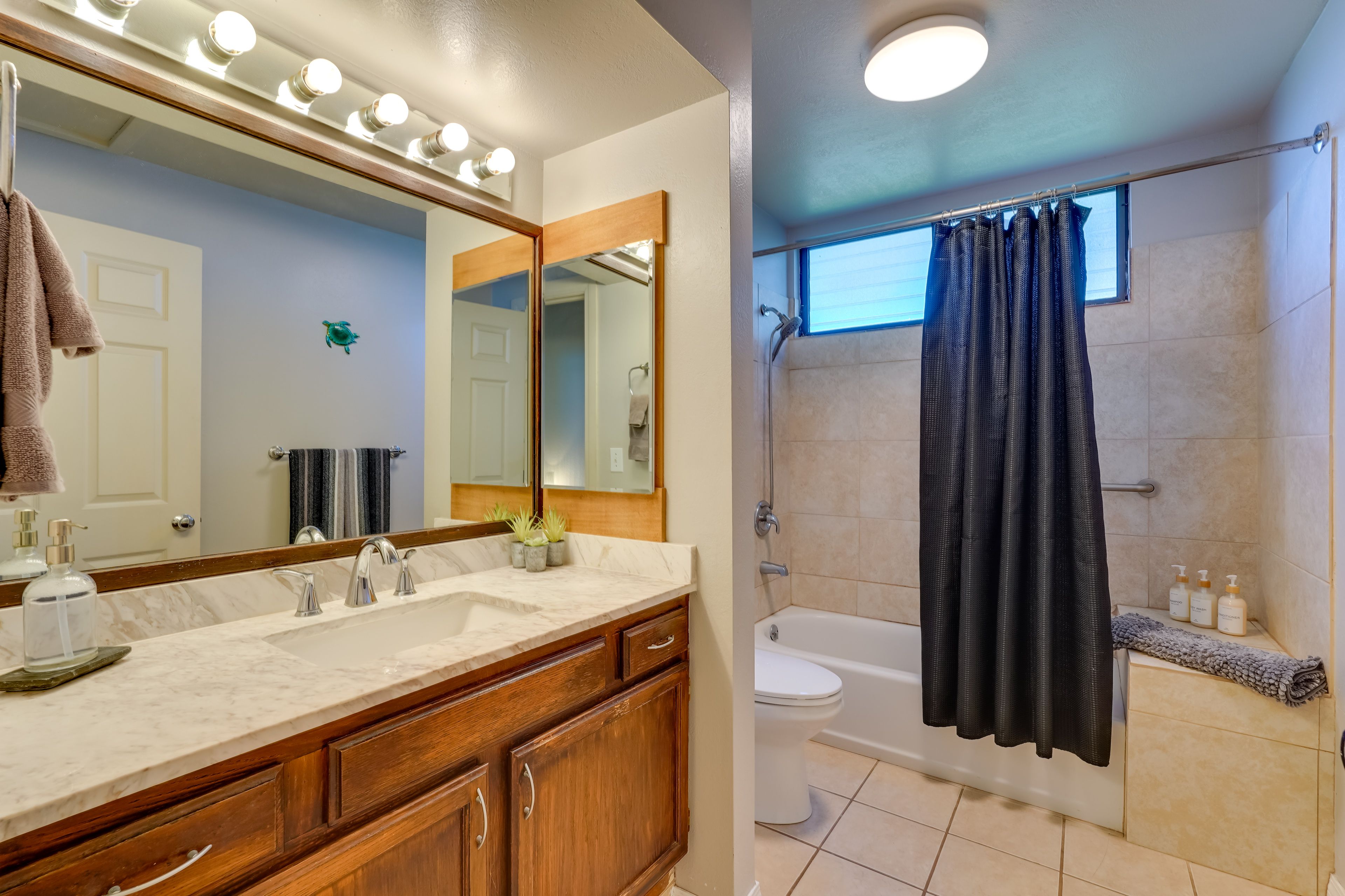 Full Bathroom | Shower/Tub Combo | Towels & Linens Provided