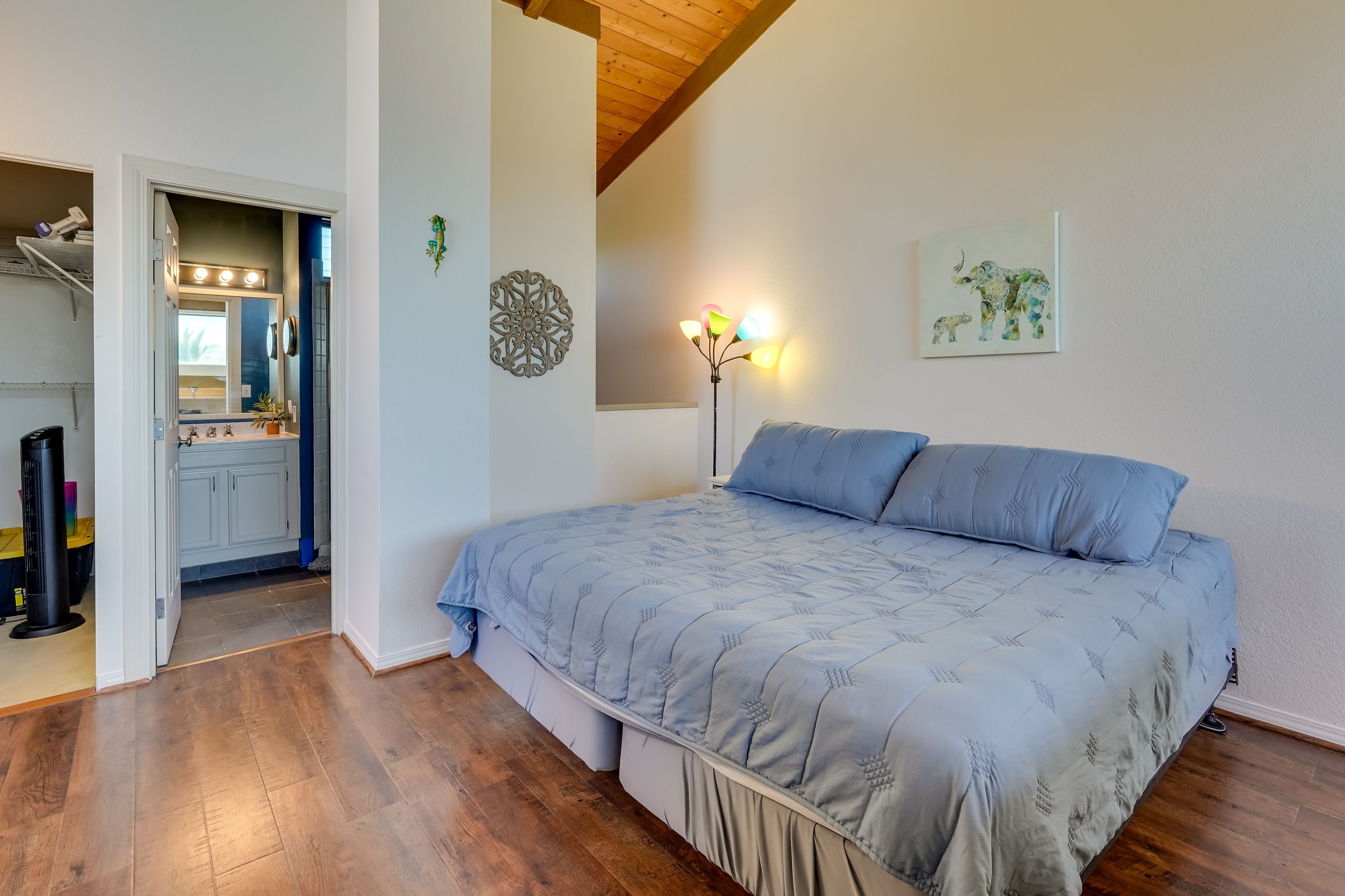 Bedroom 2 (Loft) | California King Bed | En-Suite Bathroom