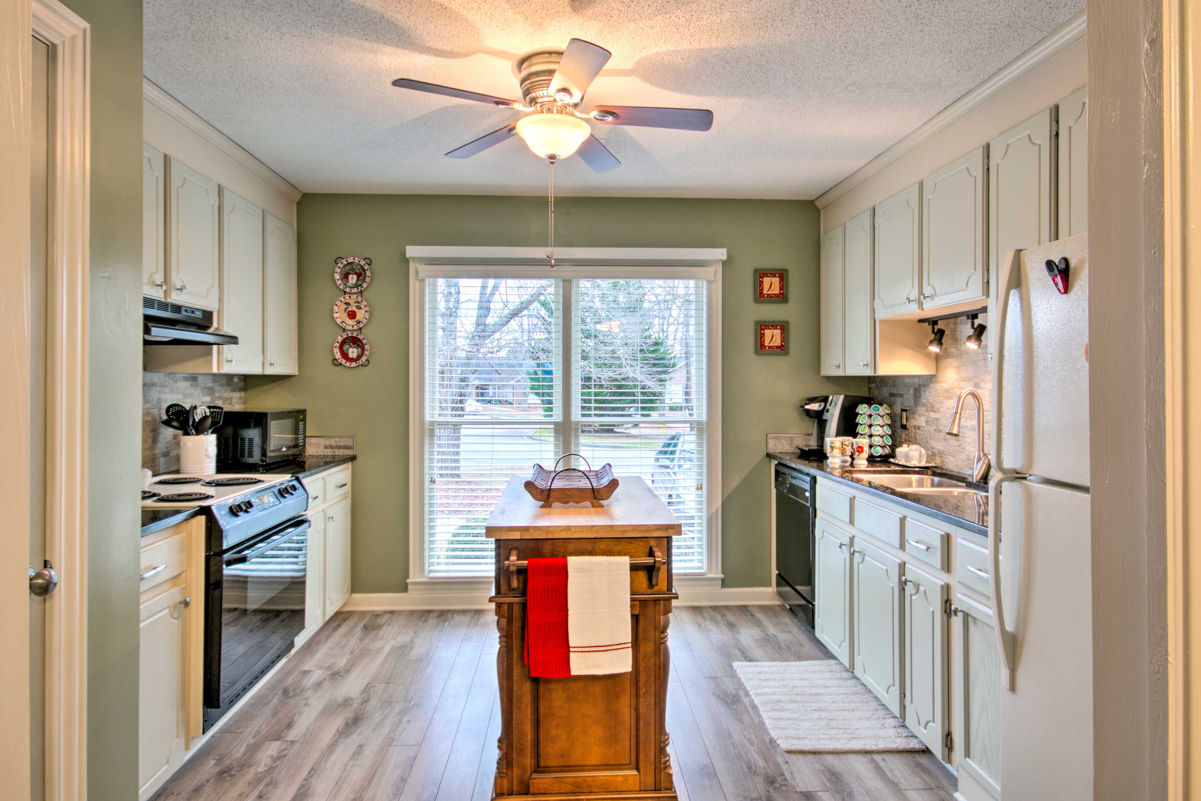This charming unit features 2 bedrooms, 2 bathrooms and accommodations for 6.